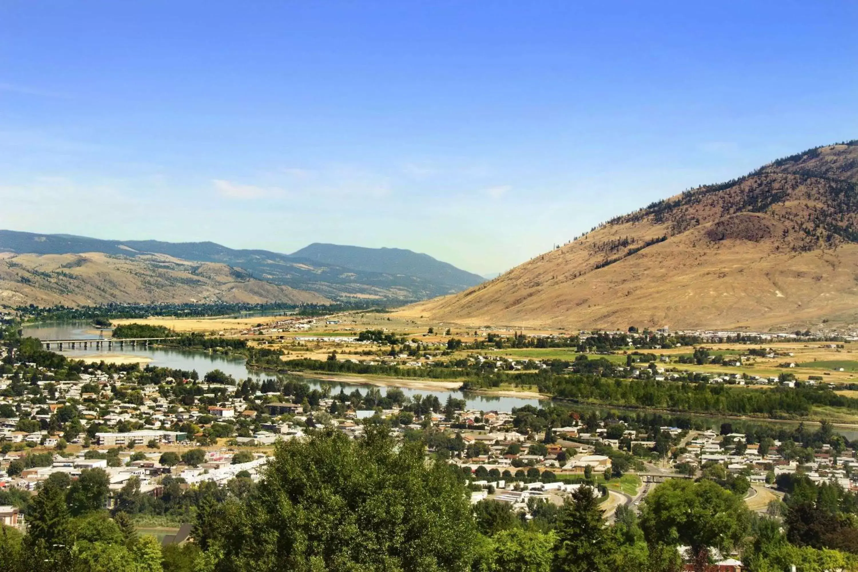 Property building in Knights Inn Kamloops