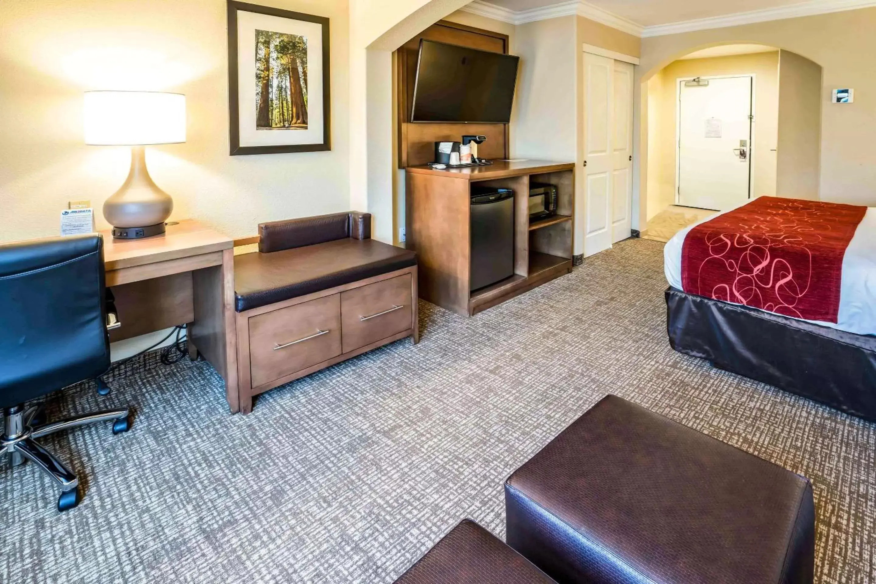 Photo of the whole room, TV/Entertainment Center in Comfort Suites Fresno River Park
