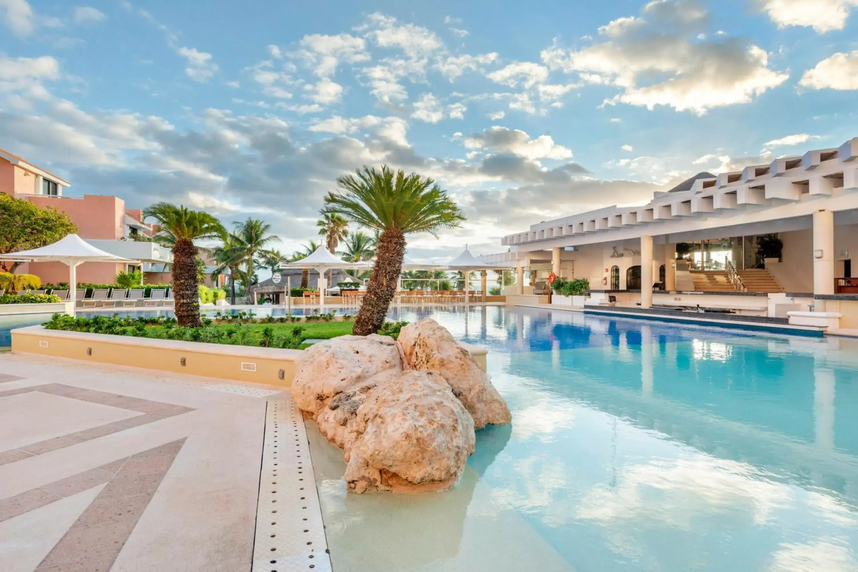 Swimming Pool in Wyndham Grand Cancun All Inclusive Resort & Villas