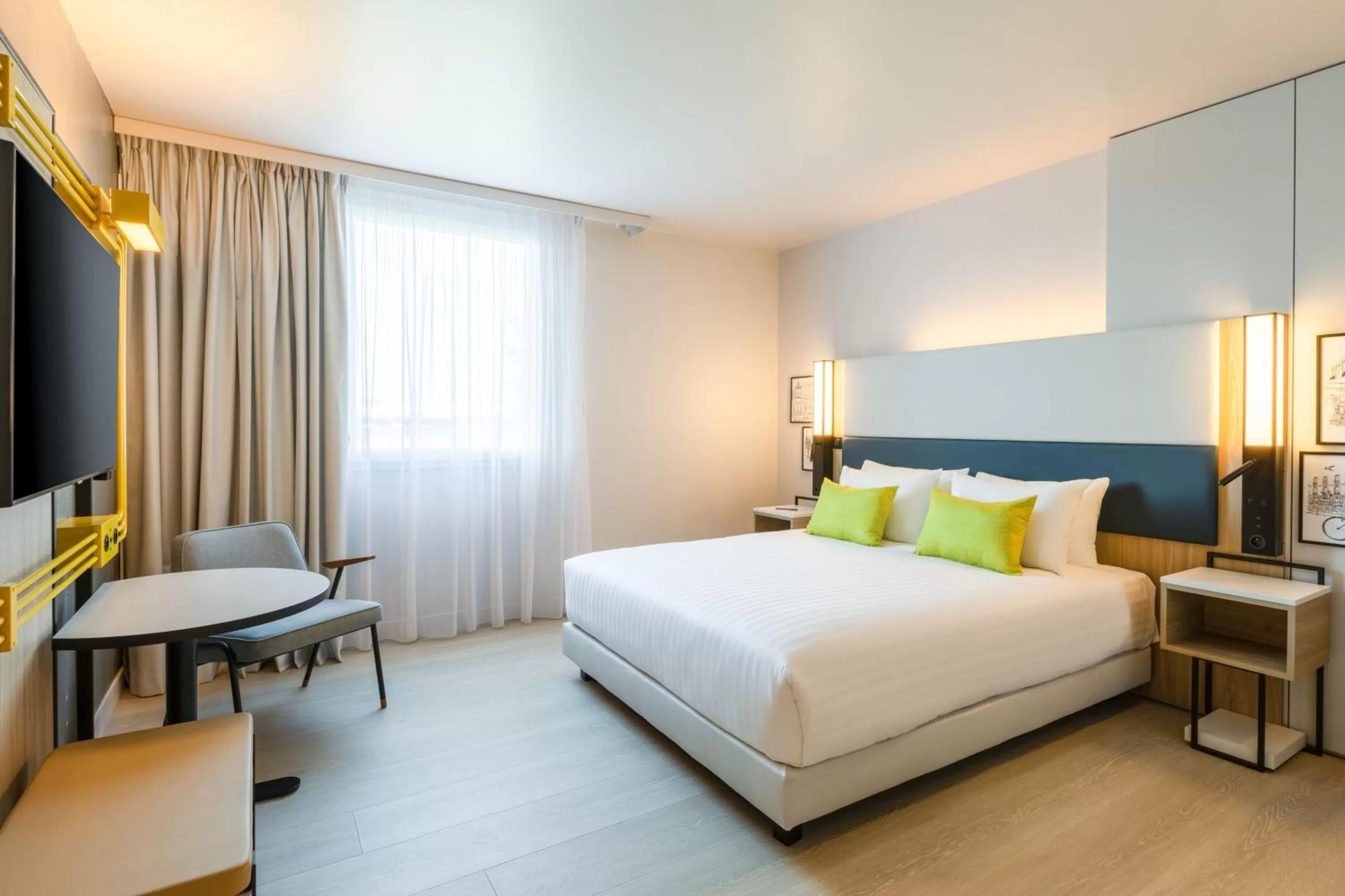 Photo of the whole room, Bed in Courtyard by Marriott Paris Creteil