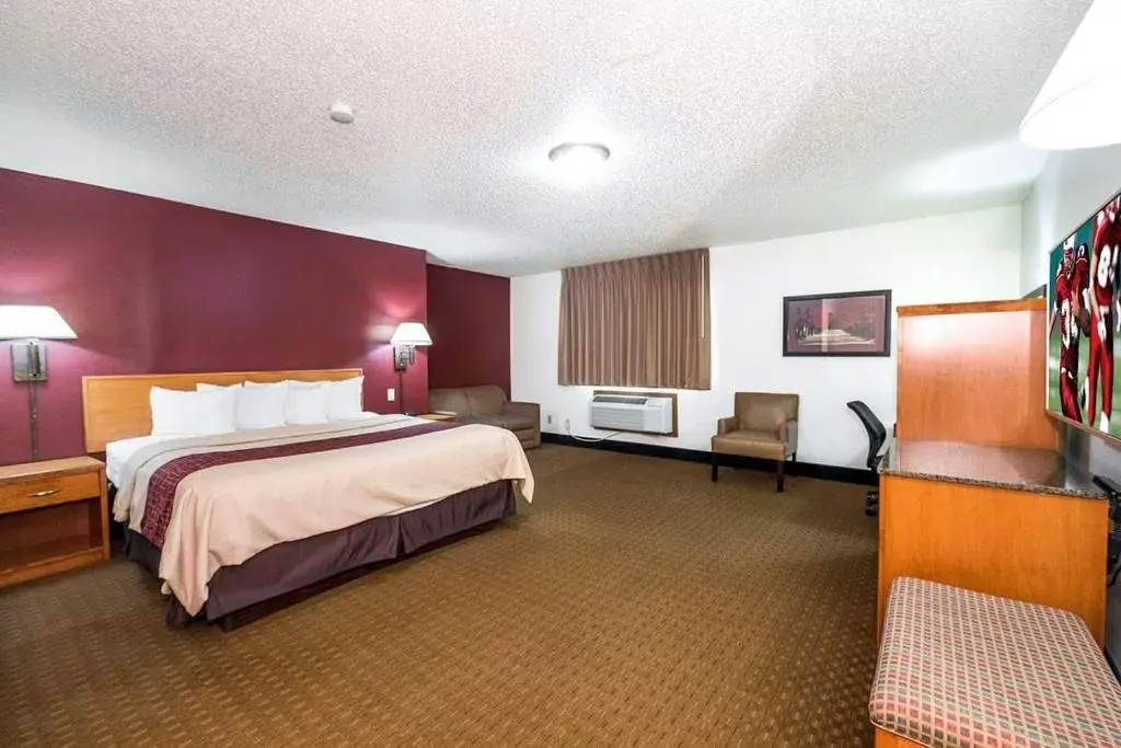 Bed in Bearcat Inn and Suites