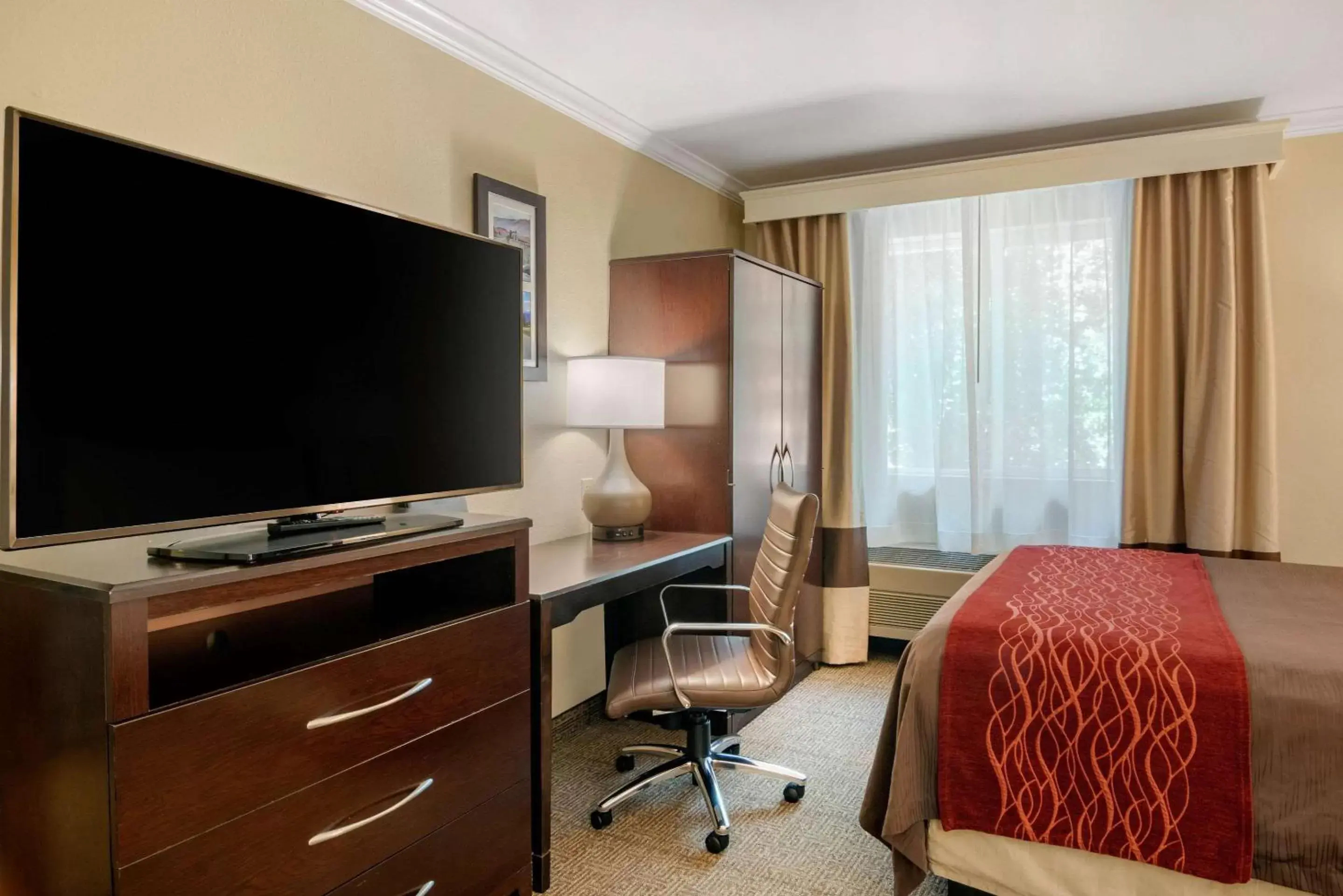 Photo of the whole room, TV/Entertainment Center in Comfort Inn Columbia Gorge