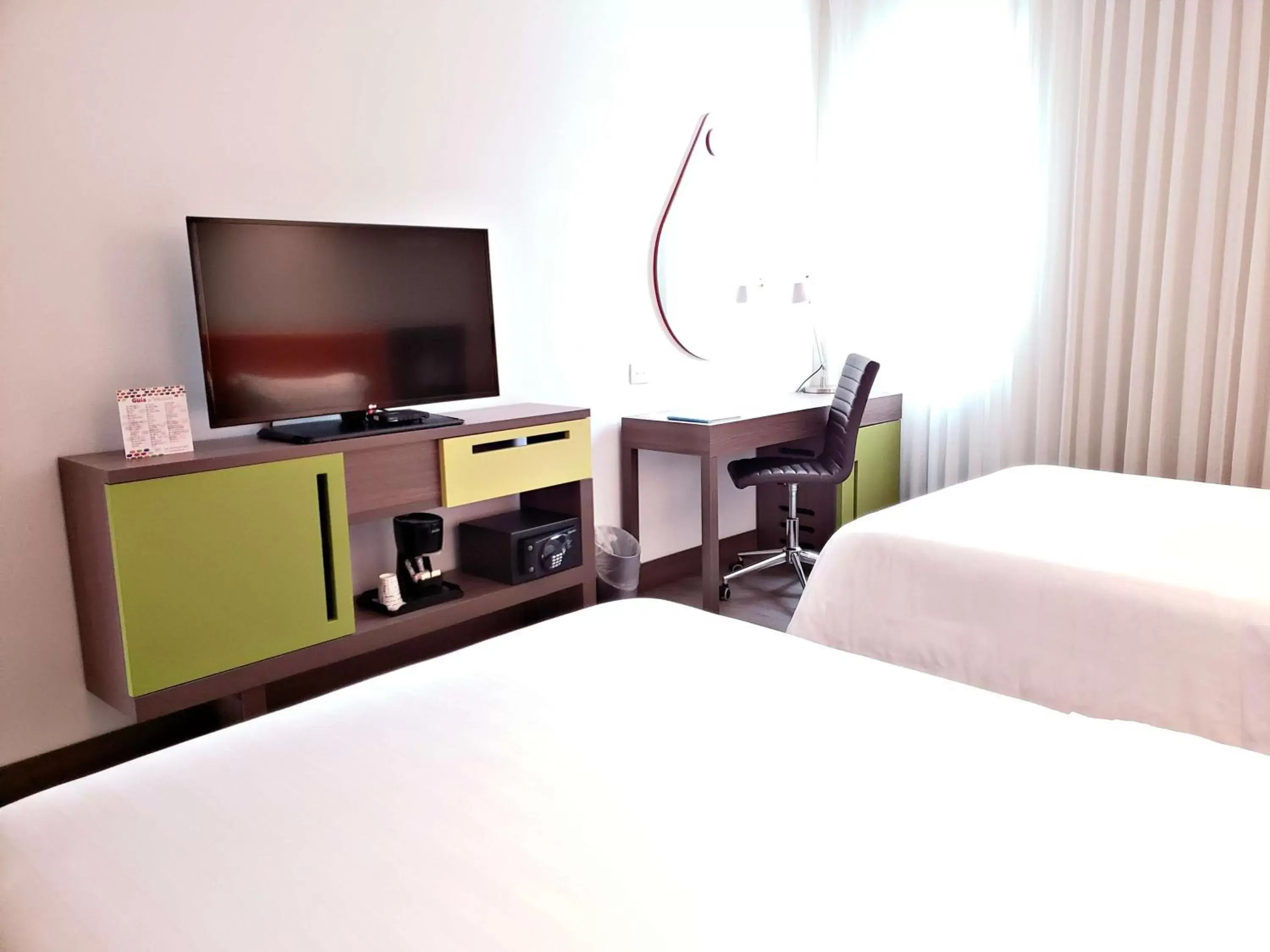 Bedroom, TV/Entertainment Center in Hampton By Hilton Bucaramanga