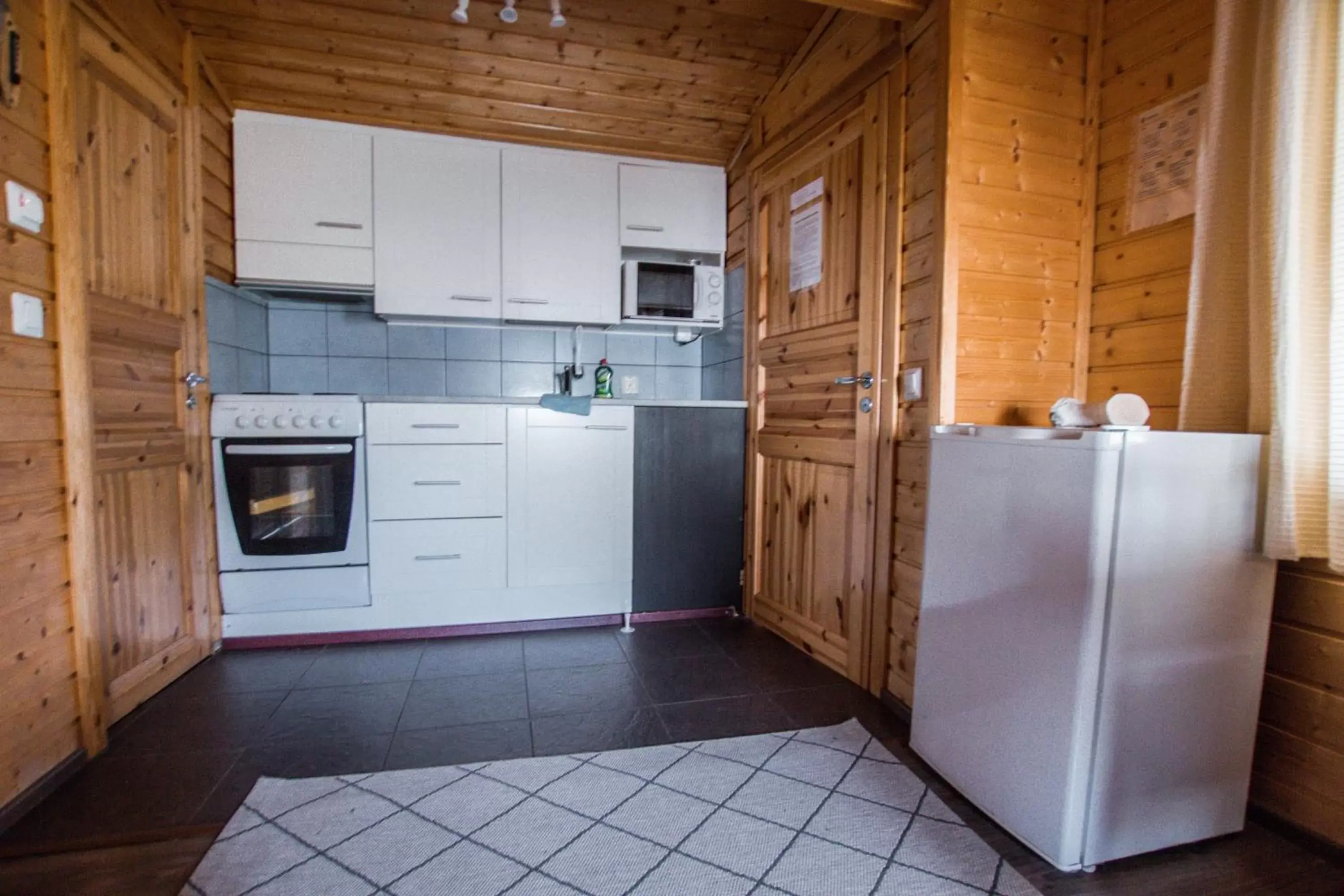 Kitchen or kitchenette, Kitchen/Kitchenette in Motelli Rovaniemi