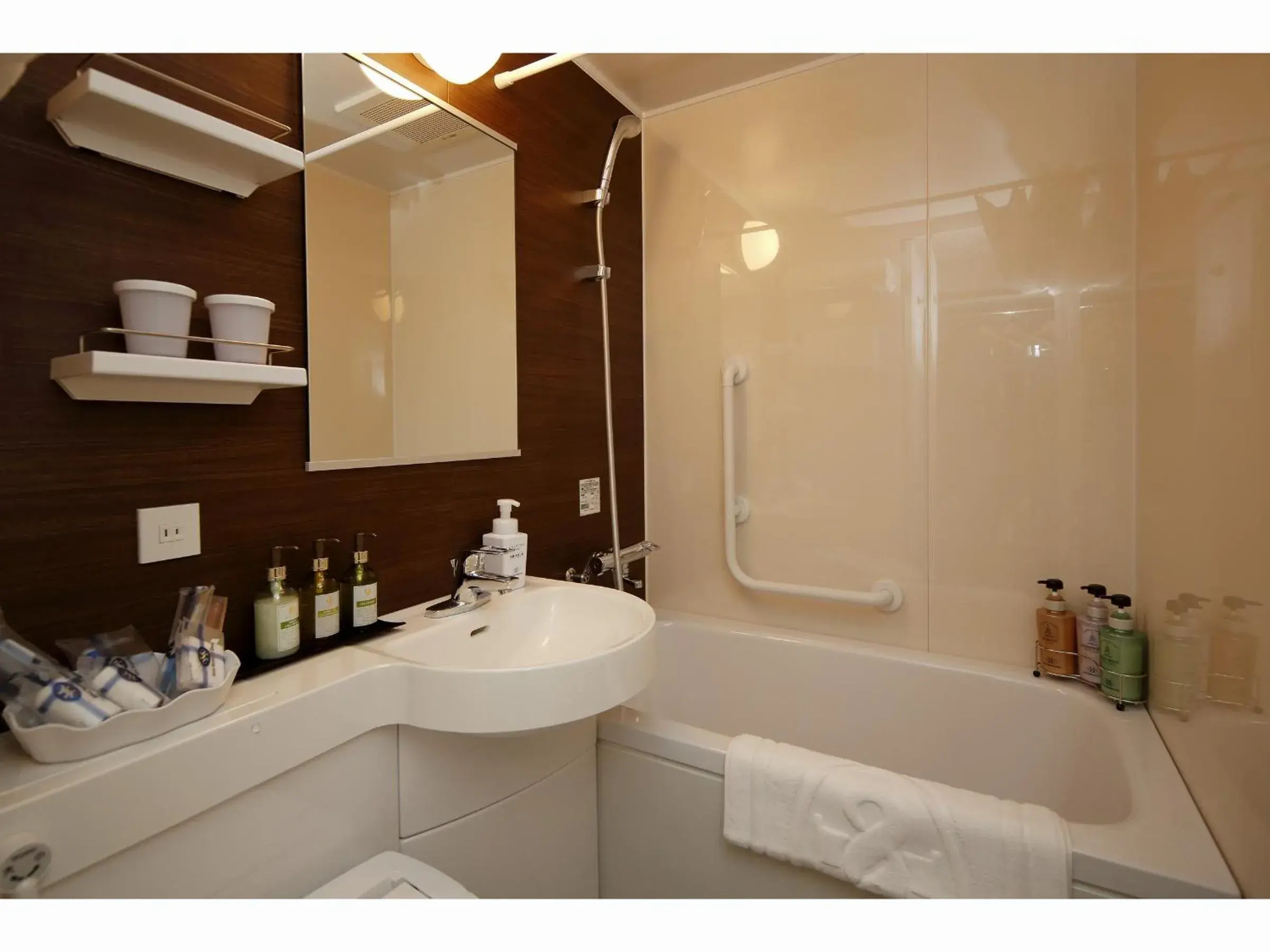 Shower, Bathroom in Hotel Monte Hermana Kobe Amalie