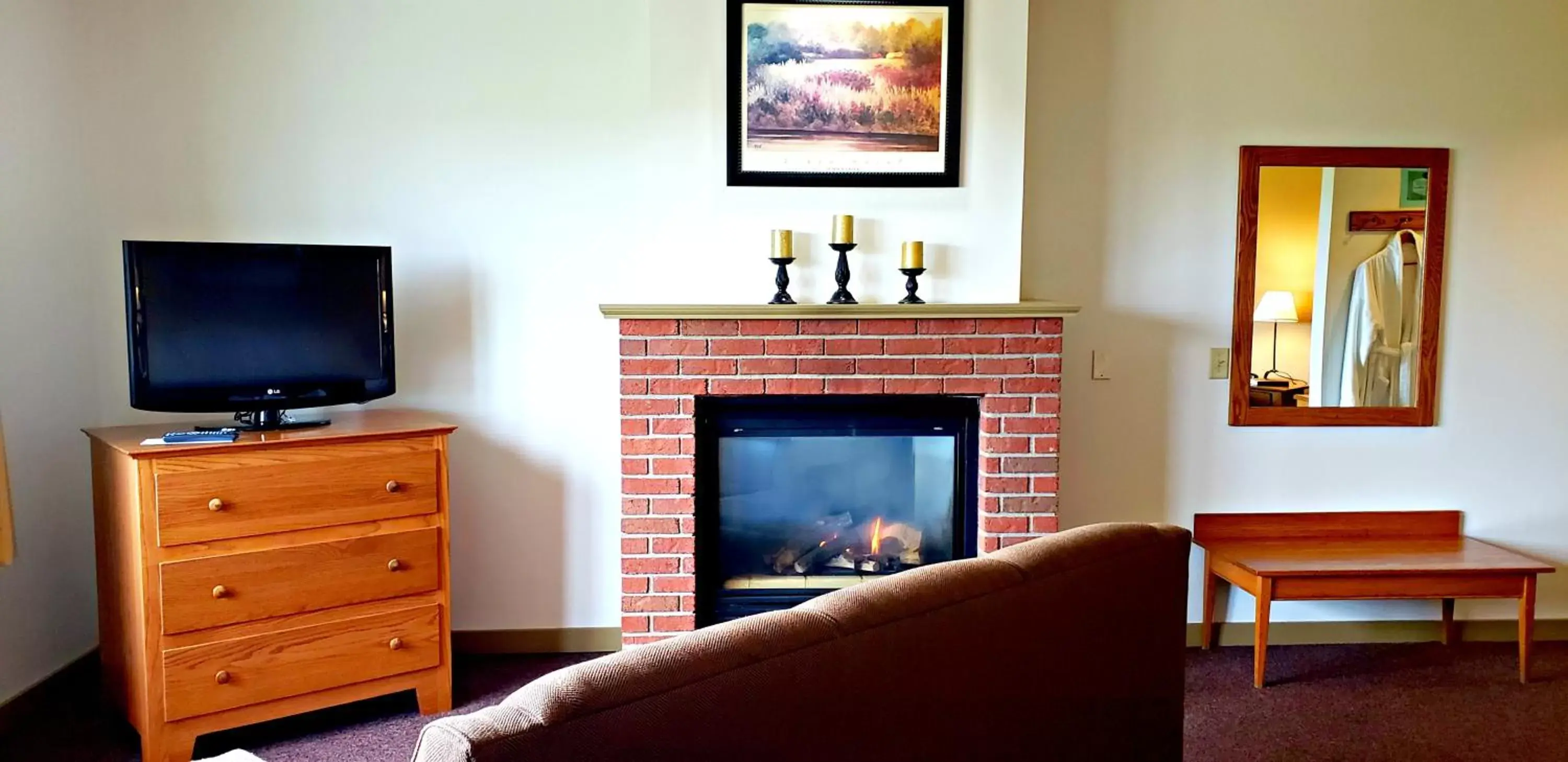 Photo of the whole room, TV/Entertainment Center in Berlin Heritage Inn