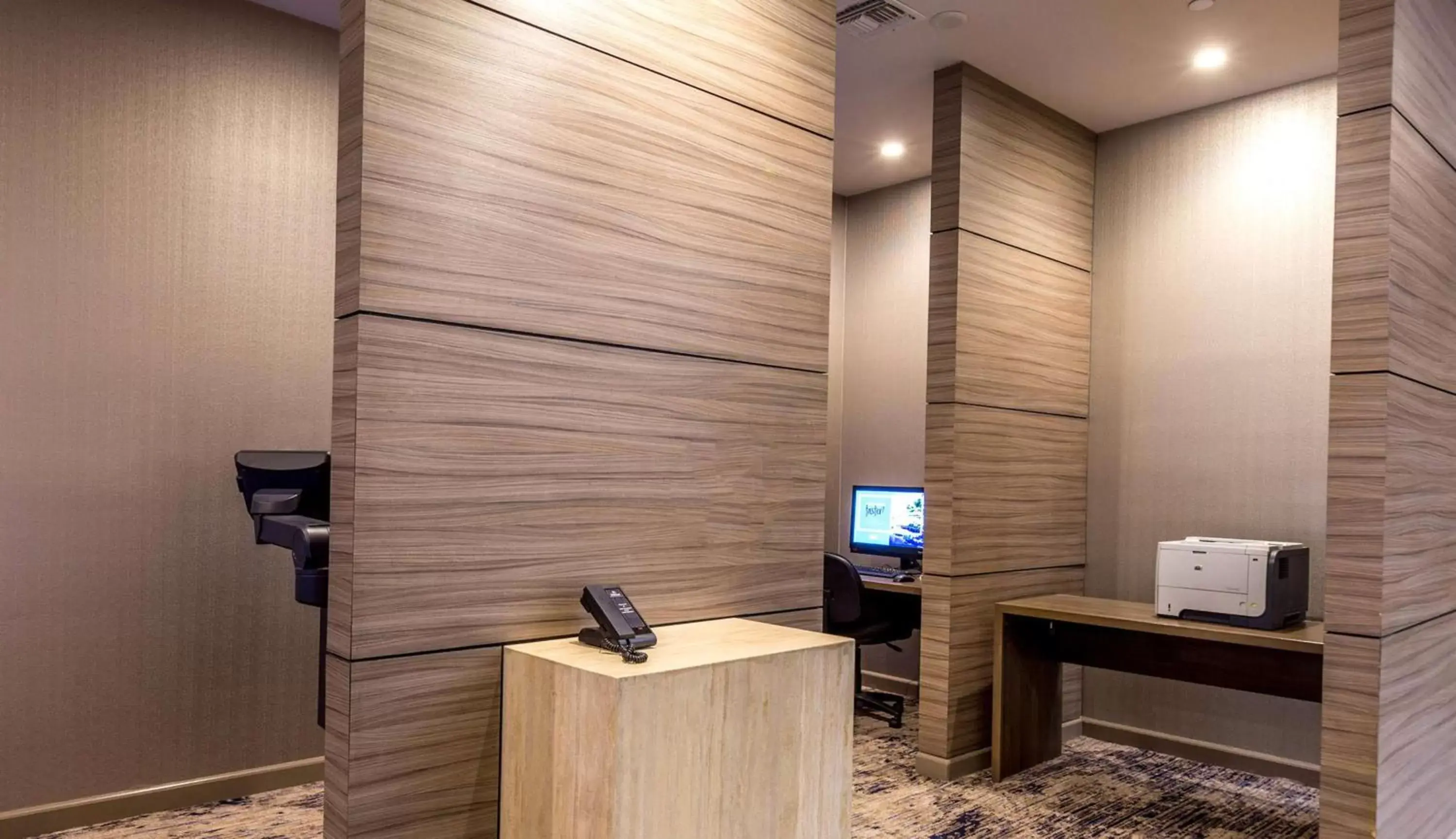Business facilities, TV/Entertainment Center in Hilton Los Angeles-Universal City