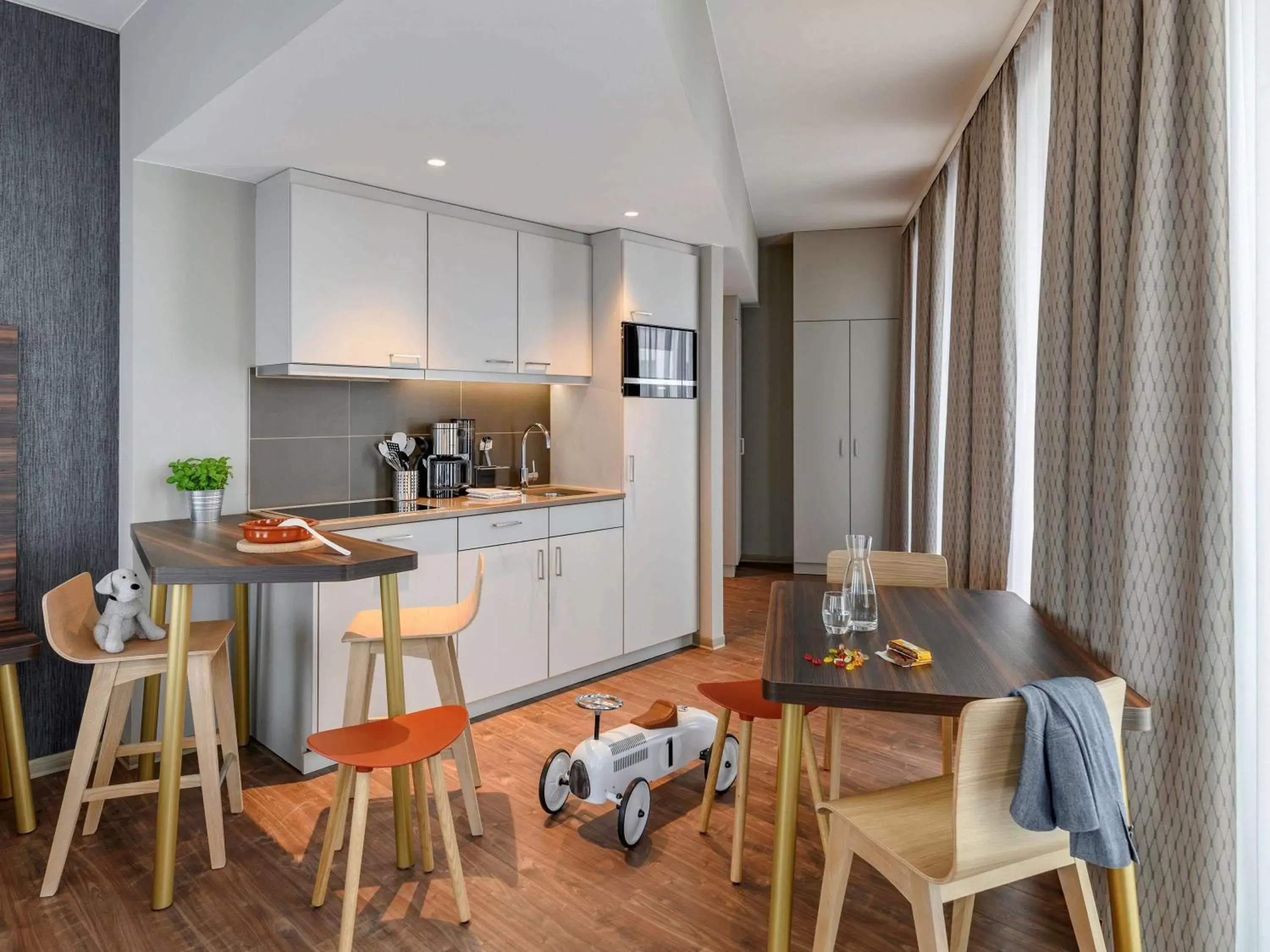 Photo of the whole room, Kitchen/Kitchenette in Aparthotel Adagio Bremen City