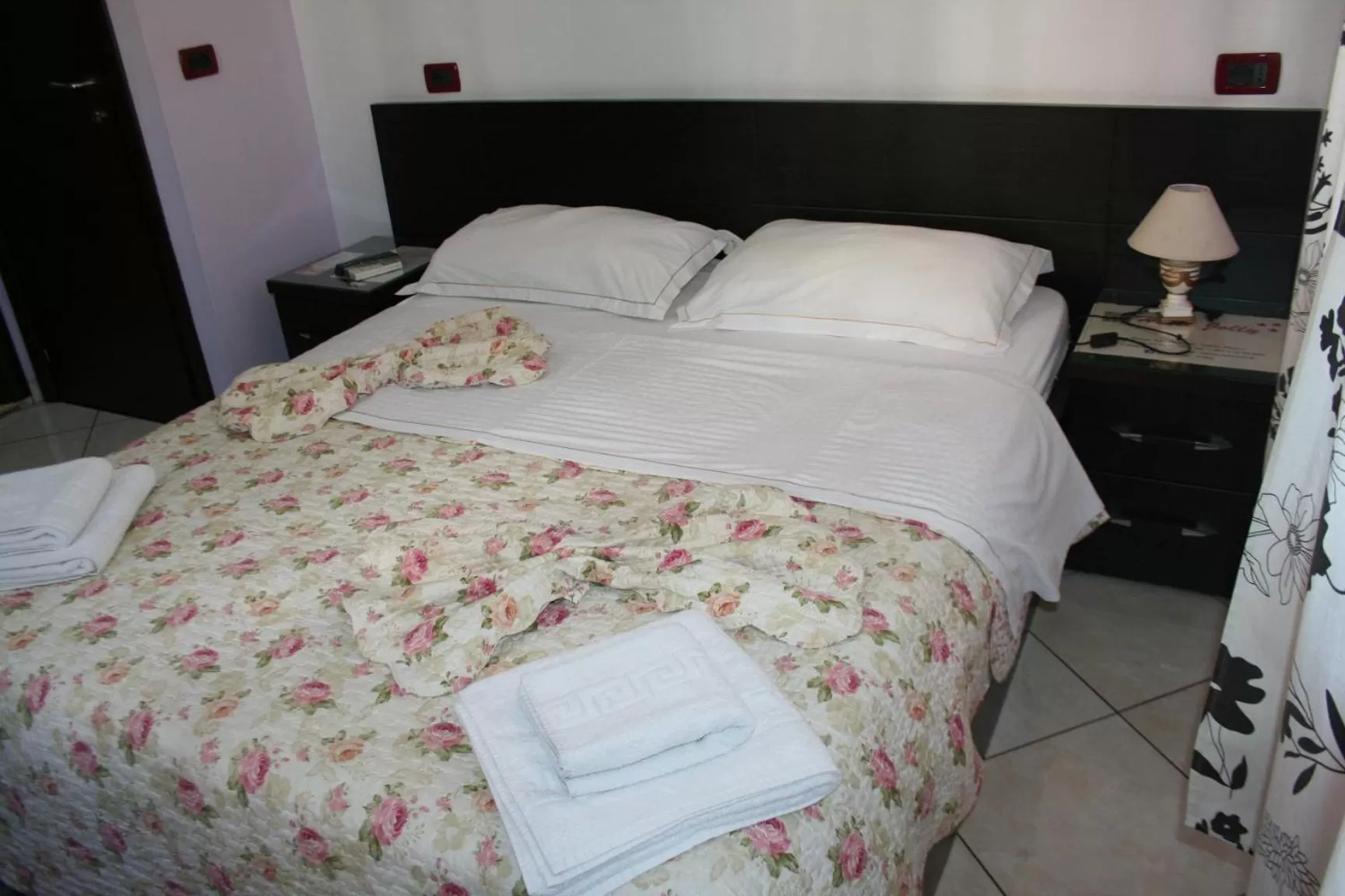 Bed in Jolly City Center Hotel