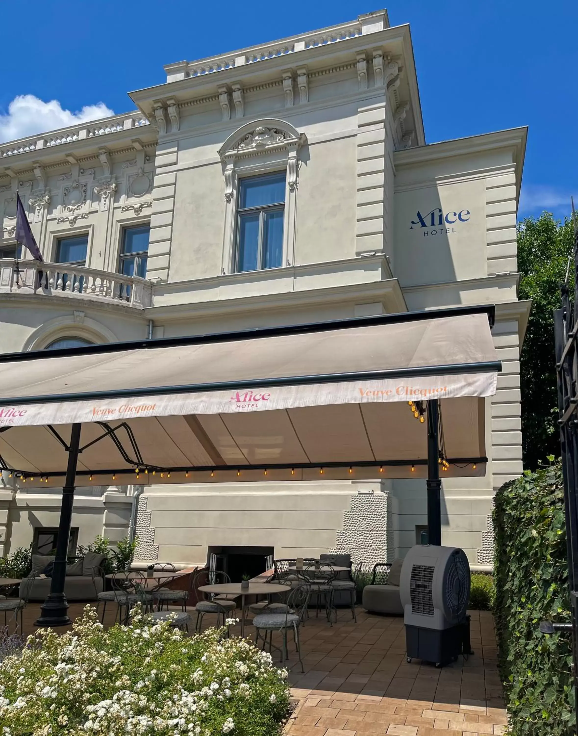 Property building in Alice Hotel Property building in Alice Hotel