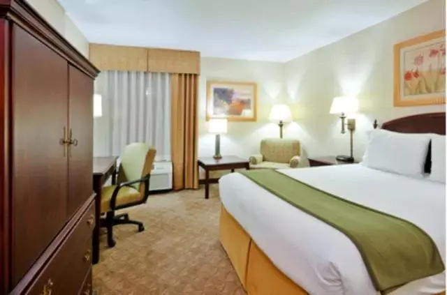 Photo of the whole room, Bed in Holiday Inn Express Nashville-Hendersonville, an IHG Hotel