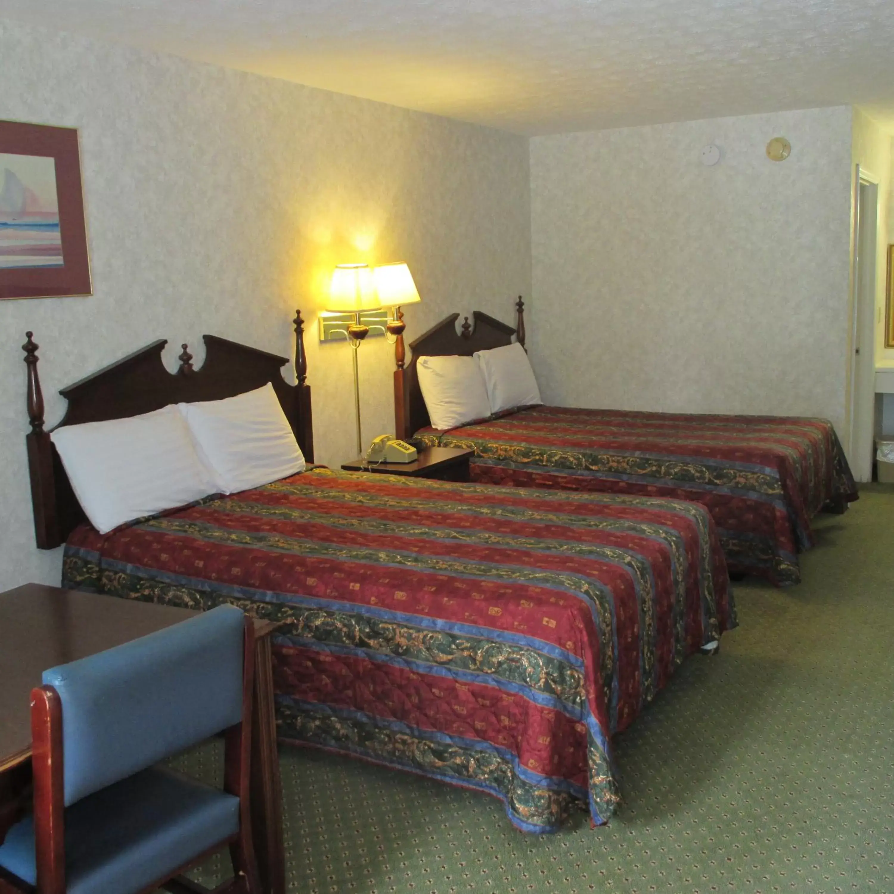 Bed in Paragon Inn Hillsboro