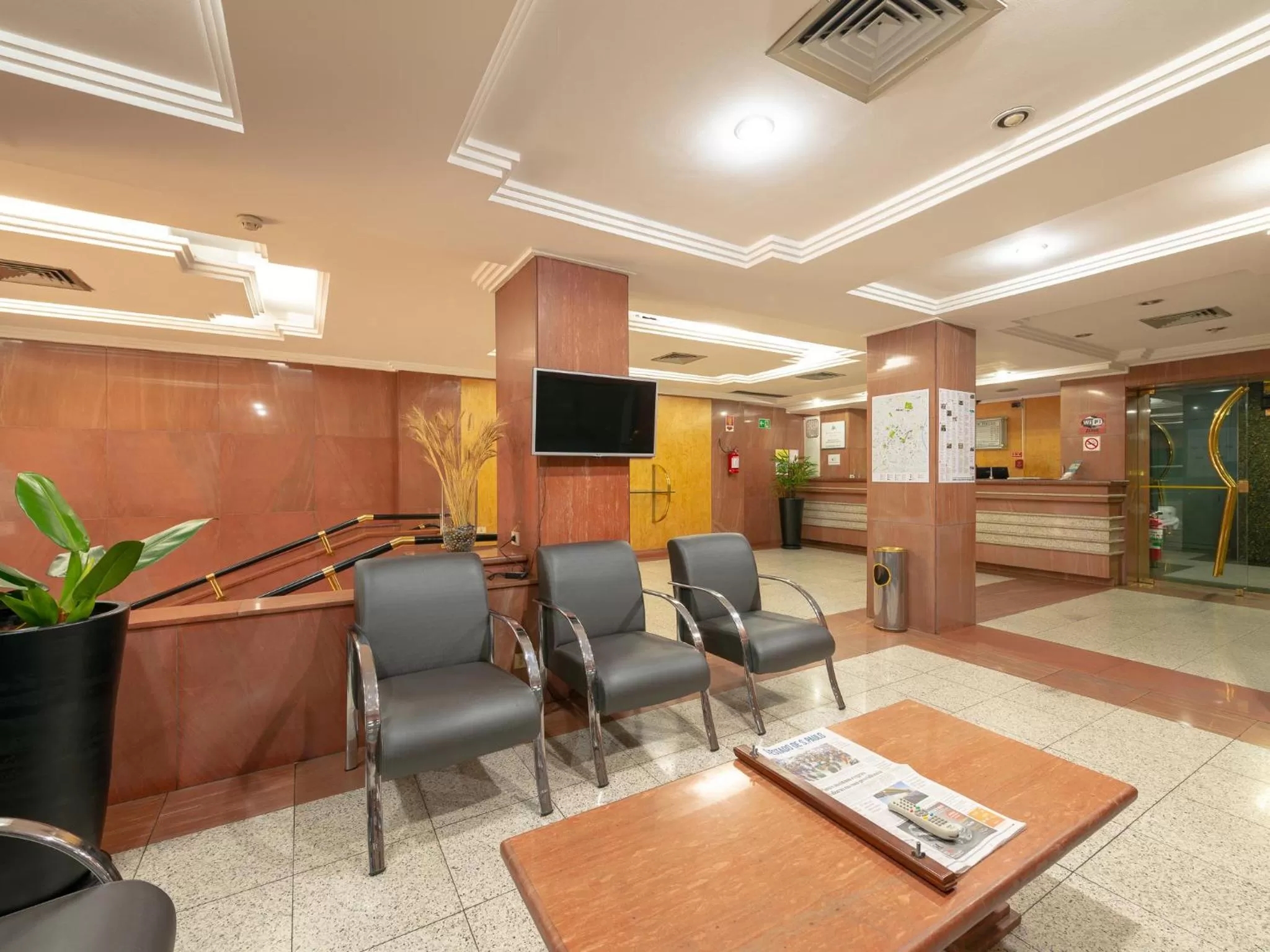 Communal lounge/ TV room in Real Castilha Hotel