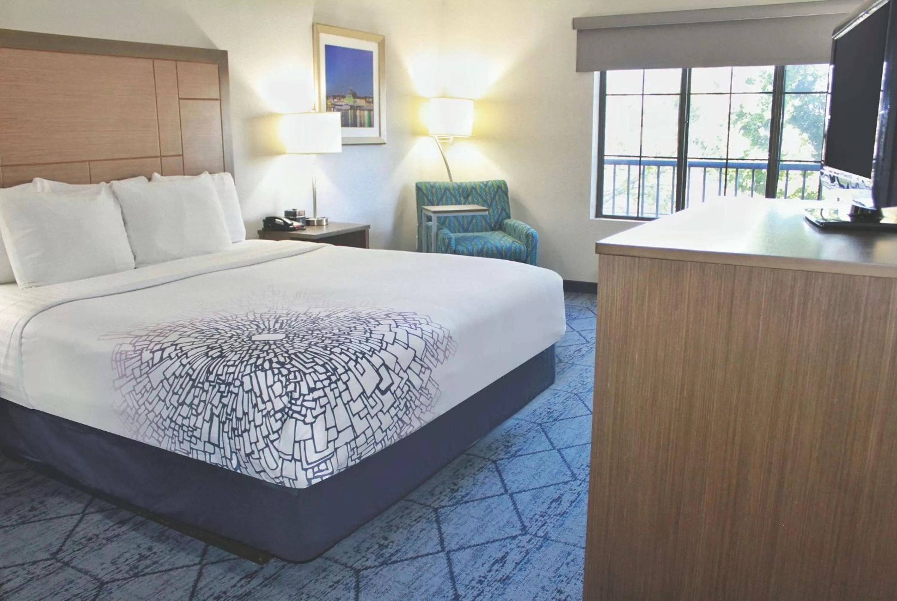 Photo of the whole room, Bed in La Quinta by Wyndham NE Long Beach/Cypress