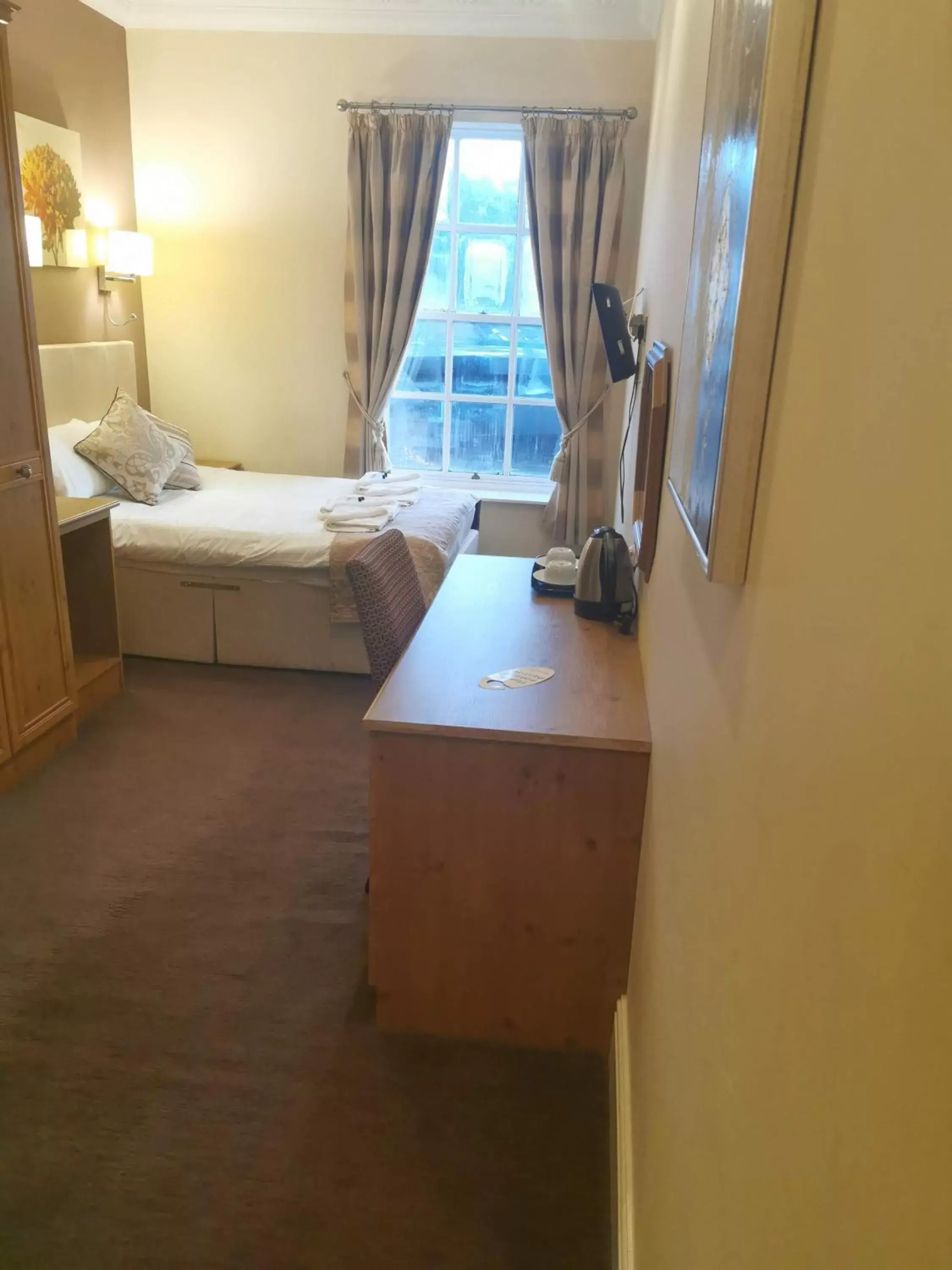 Large Double Room in The Queens Hotel Large Double Room in The Queens Hotel