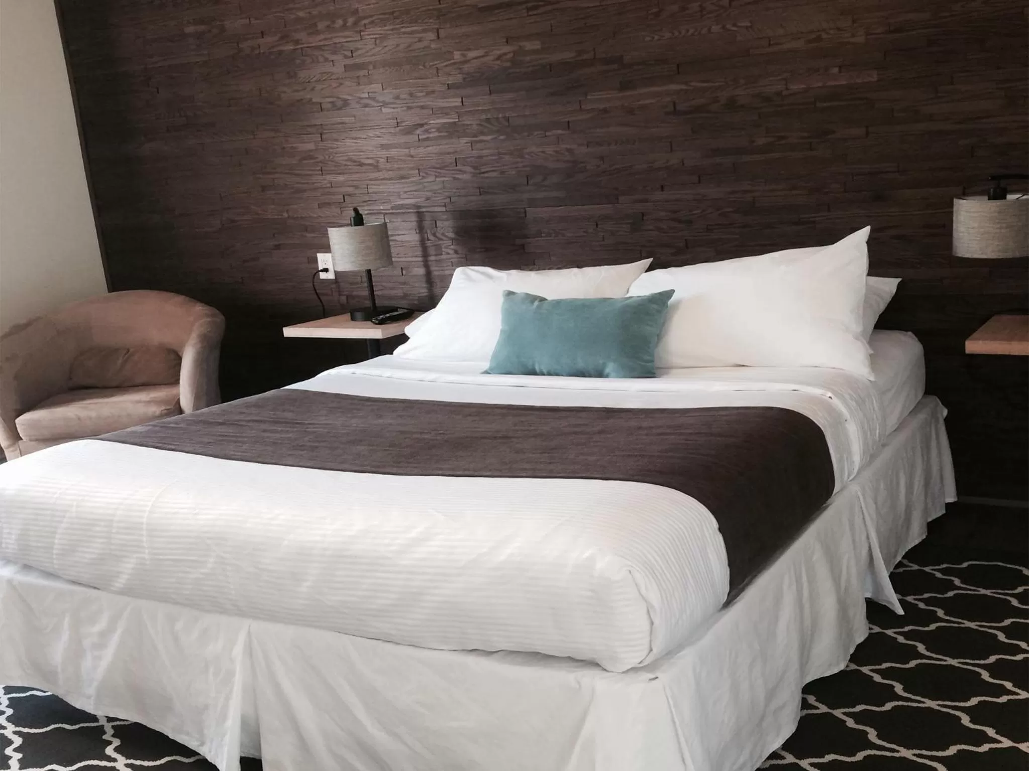 Bedroom, Bed in Timberland Inn