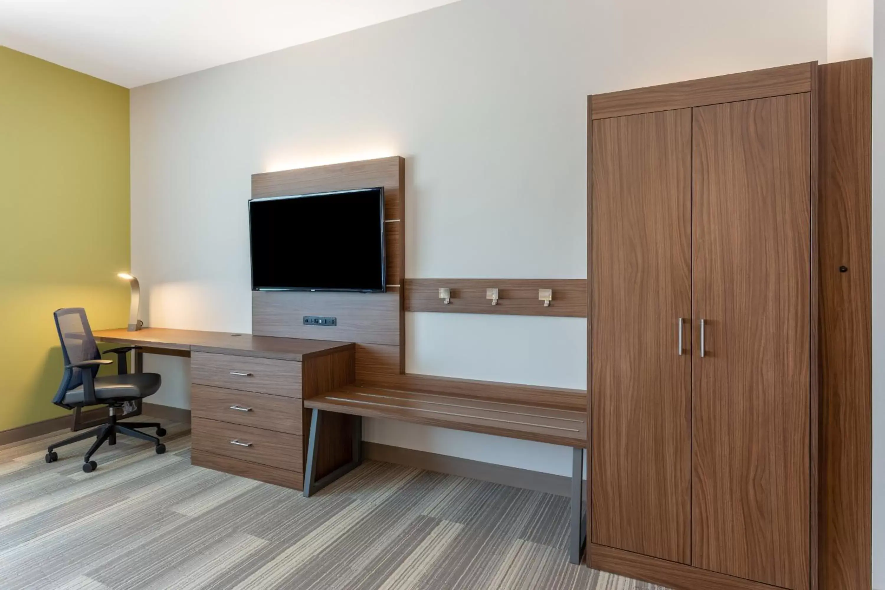 Photo of the whole room, TV/Entertainment Center in Holiday Inn Express & Suites - Springfield North, an IHG Hotel