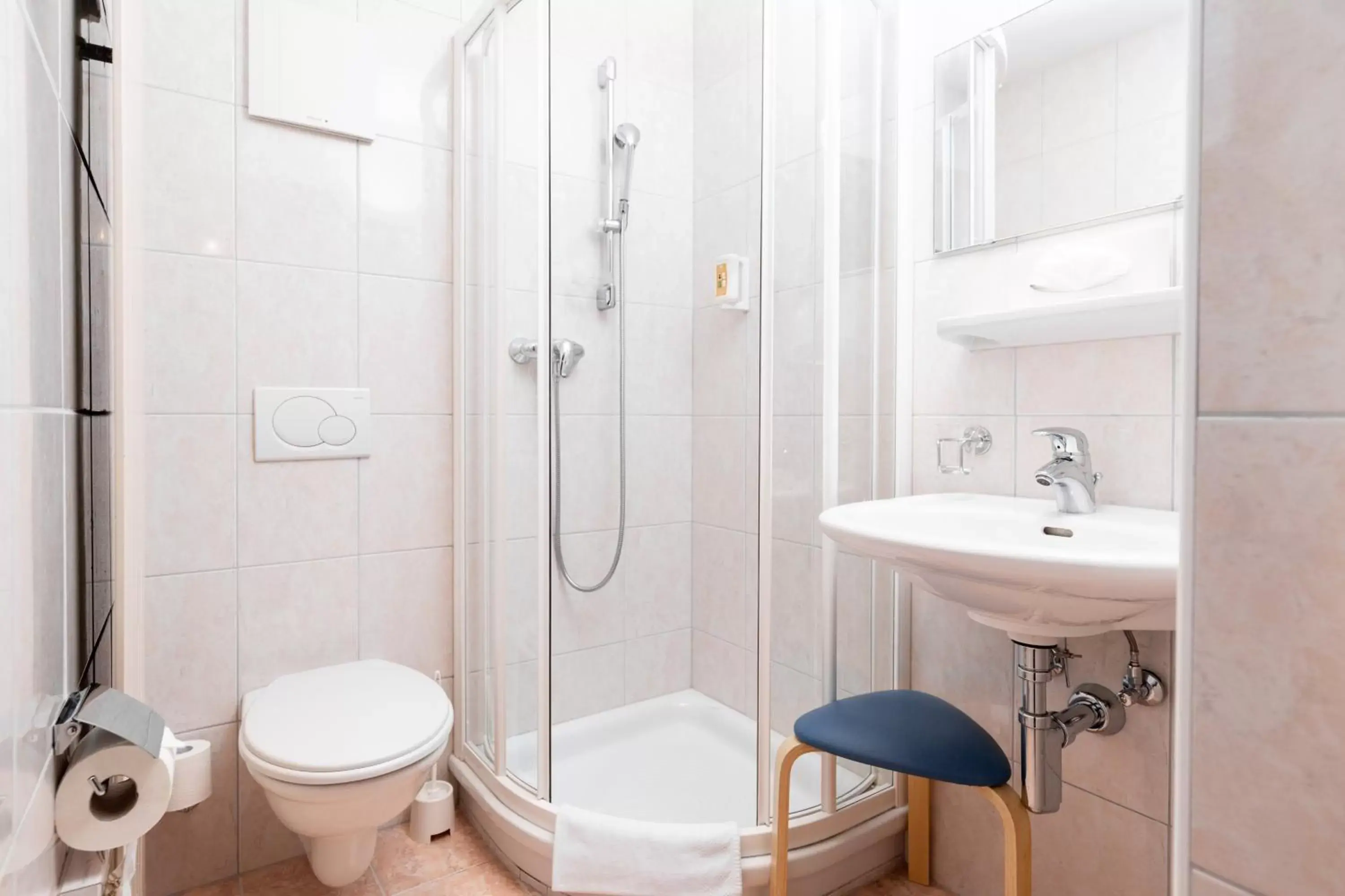 Shower, Bathroom in Hotel Bären