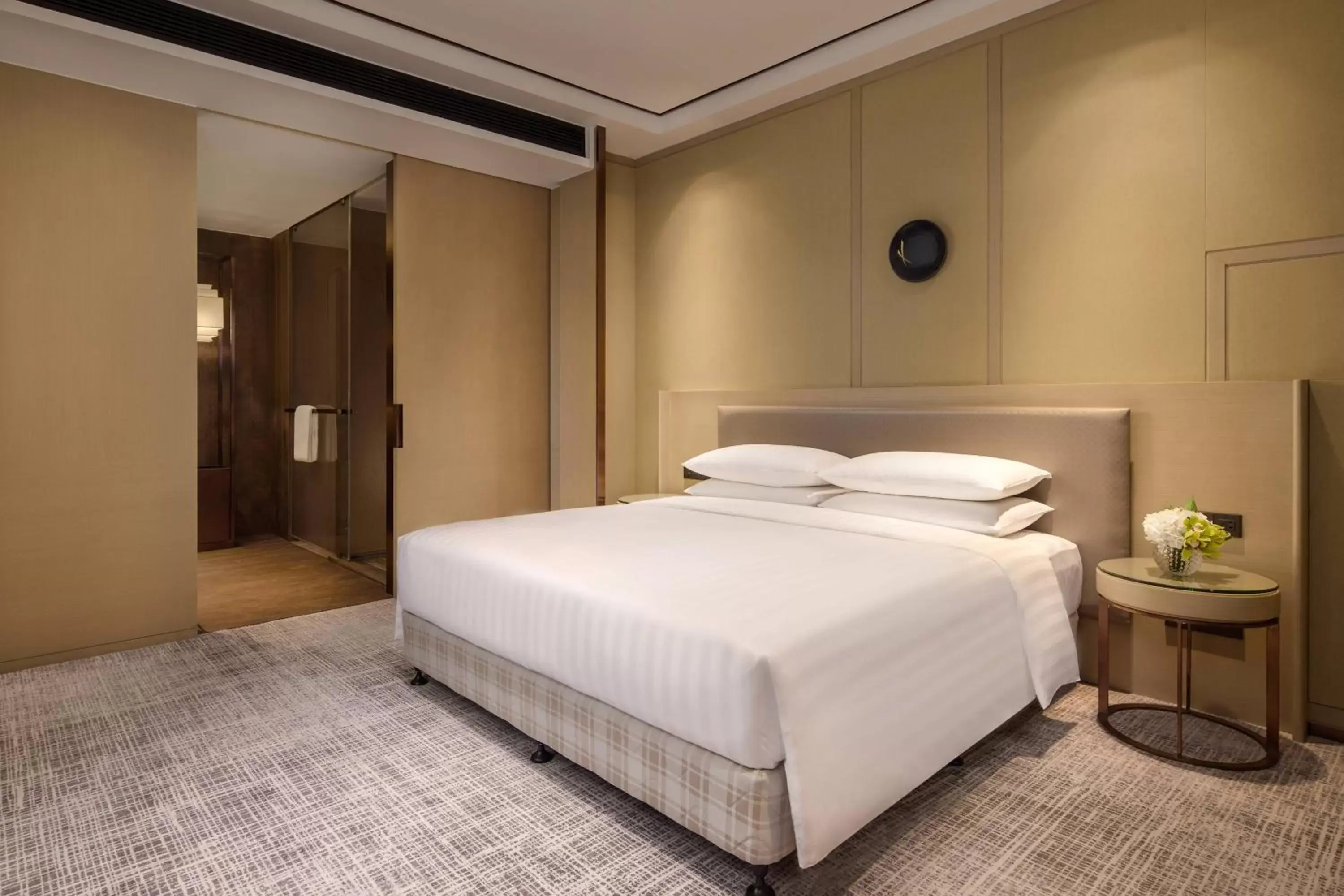 Photo of the whole room, Bed in Courtyard by Marriott Shanghai International Tourism and Resorts Zone