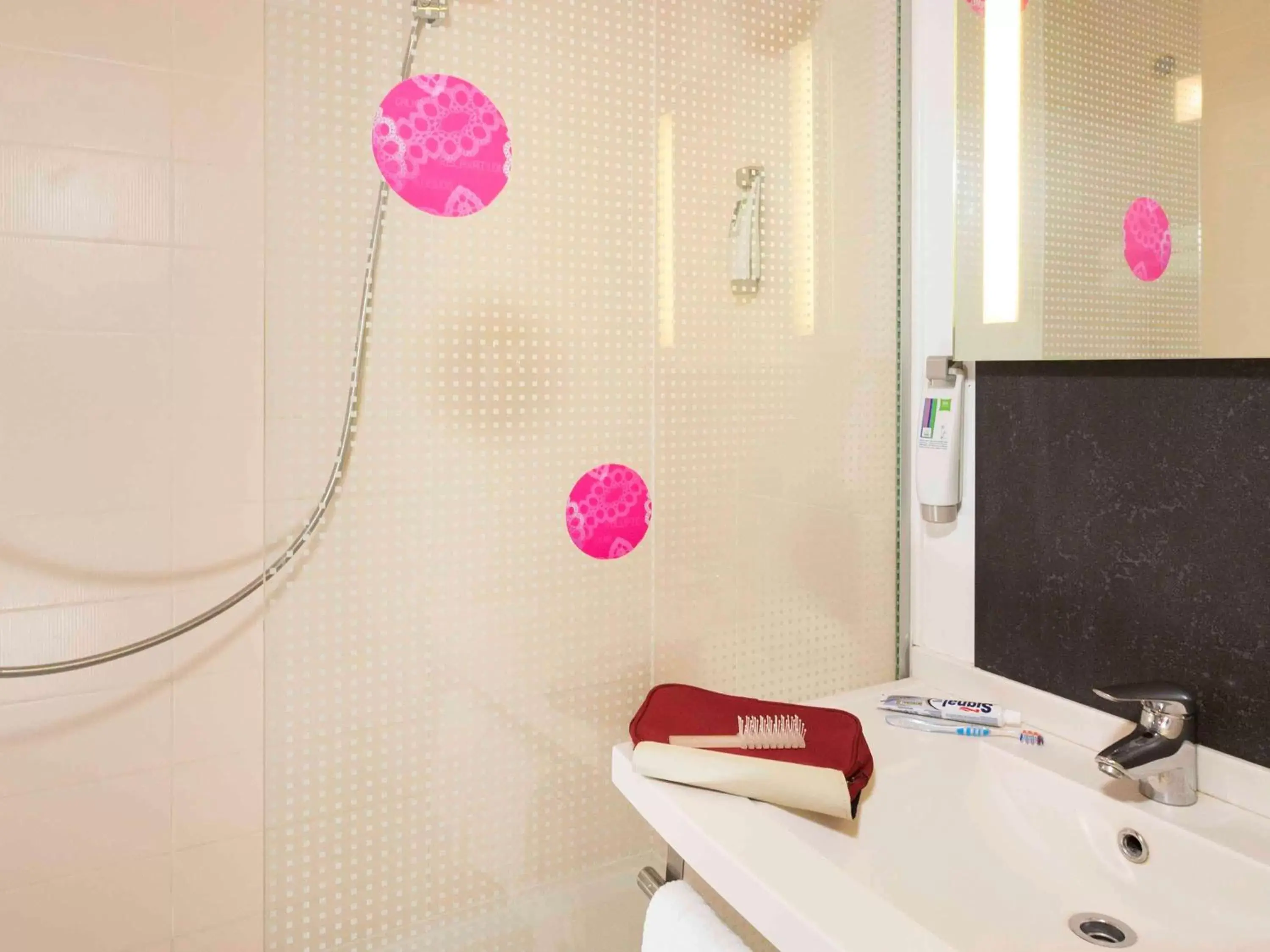 Photo of the whole room, Bathroom in ibis Styles Bethune Bruay la Buissière