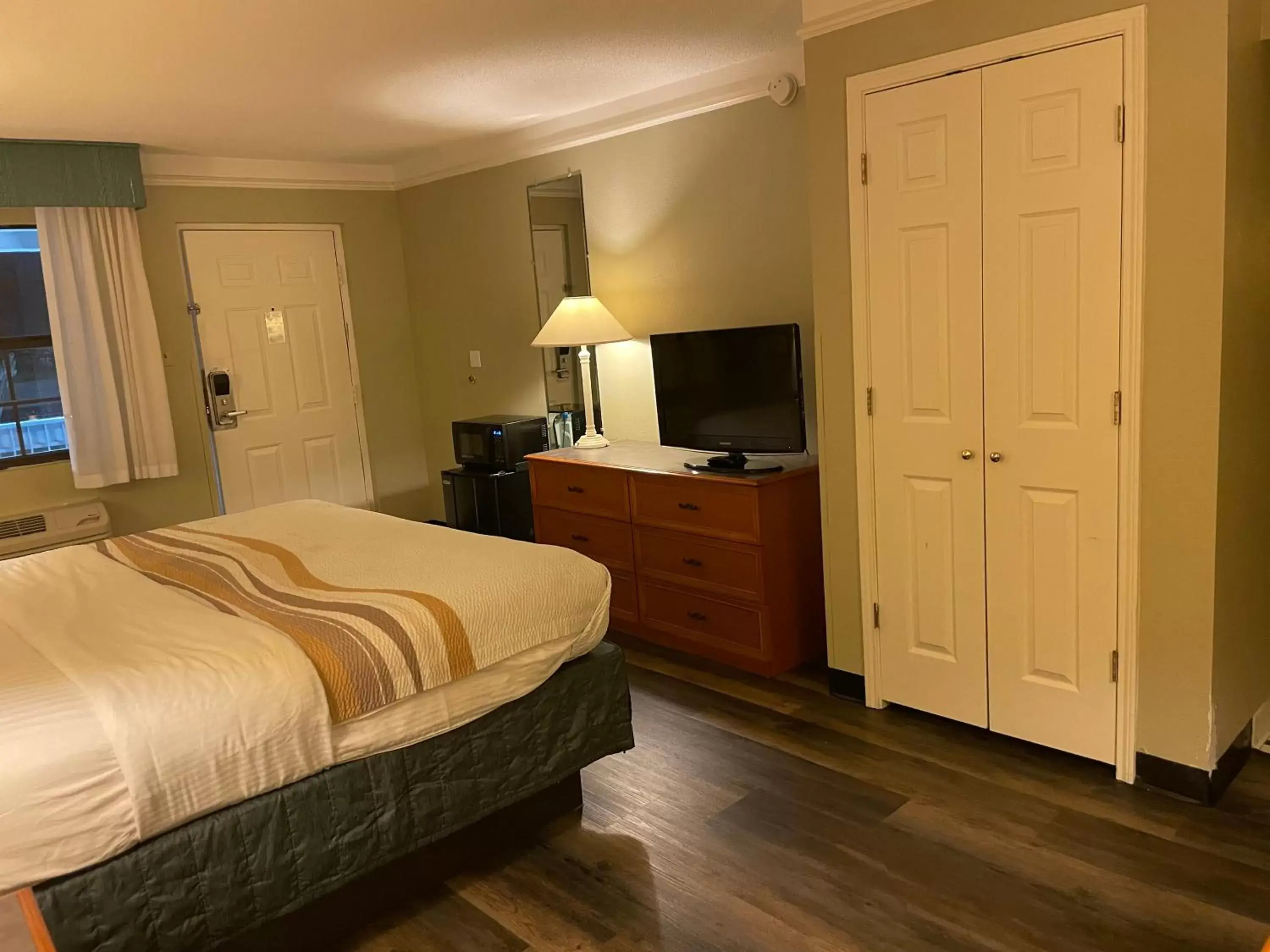 TV and multimedia in Travelodge by Wyndham Tuscaloosa