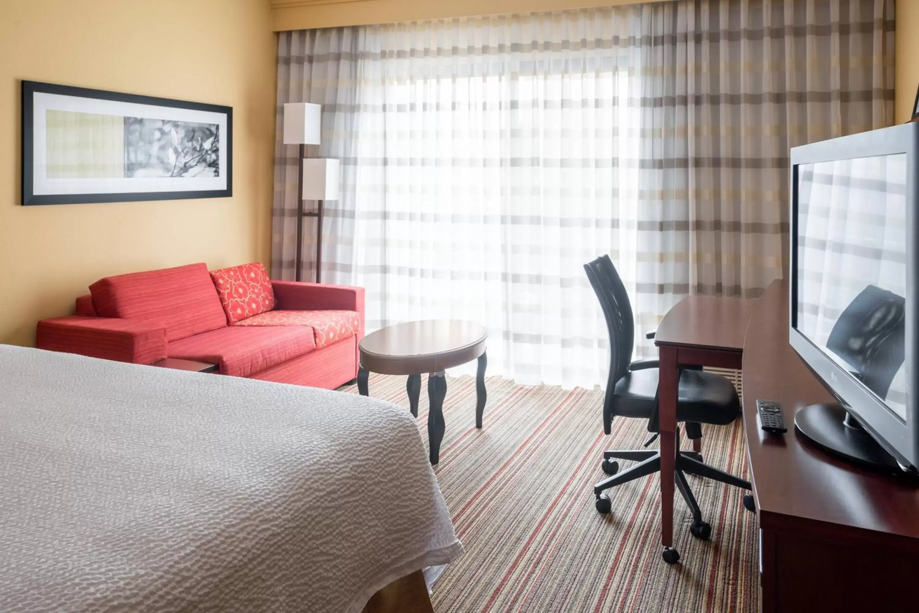 Photo of the whole room, Seating Area in Courtyard by Marriott Indianapolis Airport