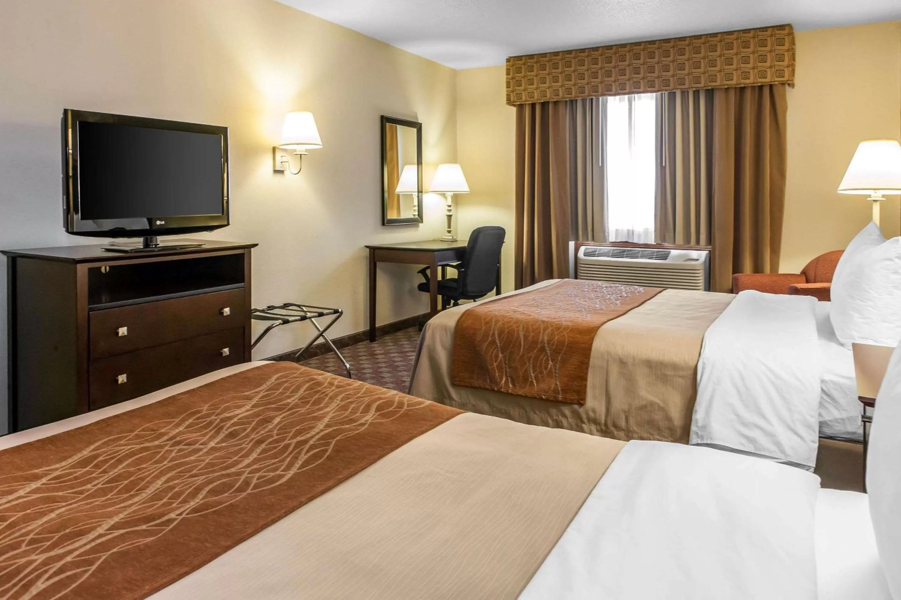 Photo of the whole room, Bed in Quality Inn Defiance