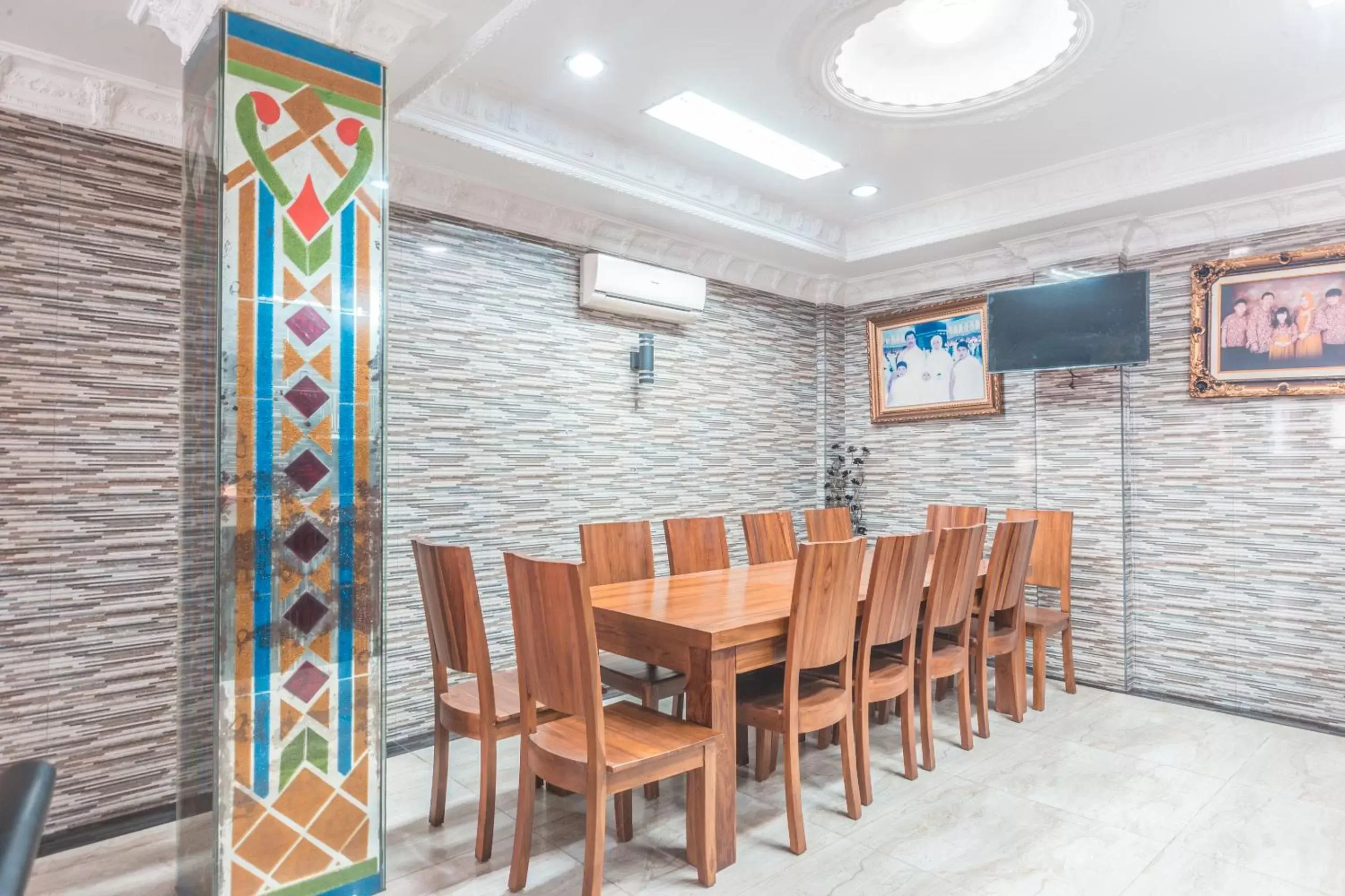 Restaurant/places to eat, Dining Area in SUPER OYO 1640 Fallinda Hotel