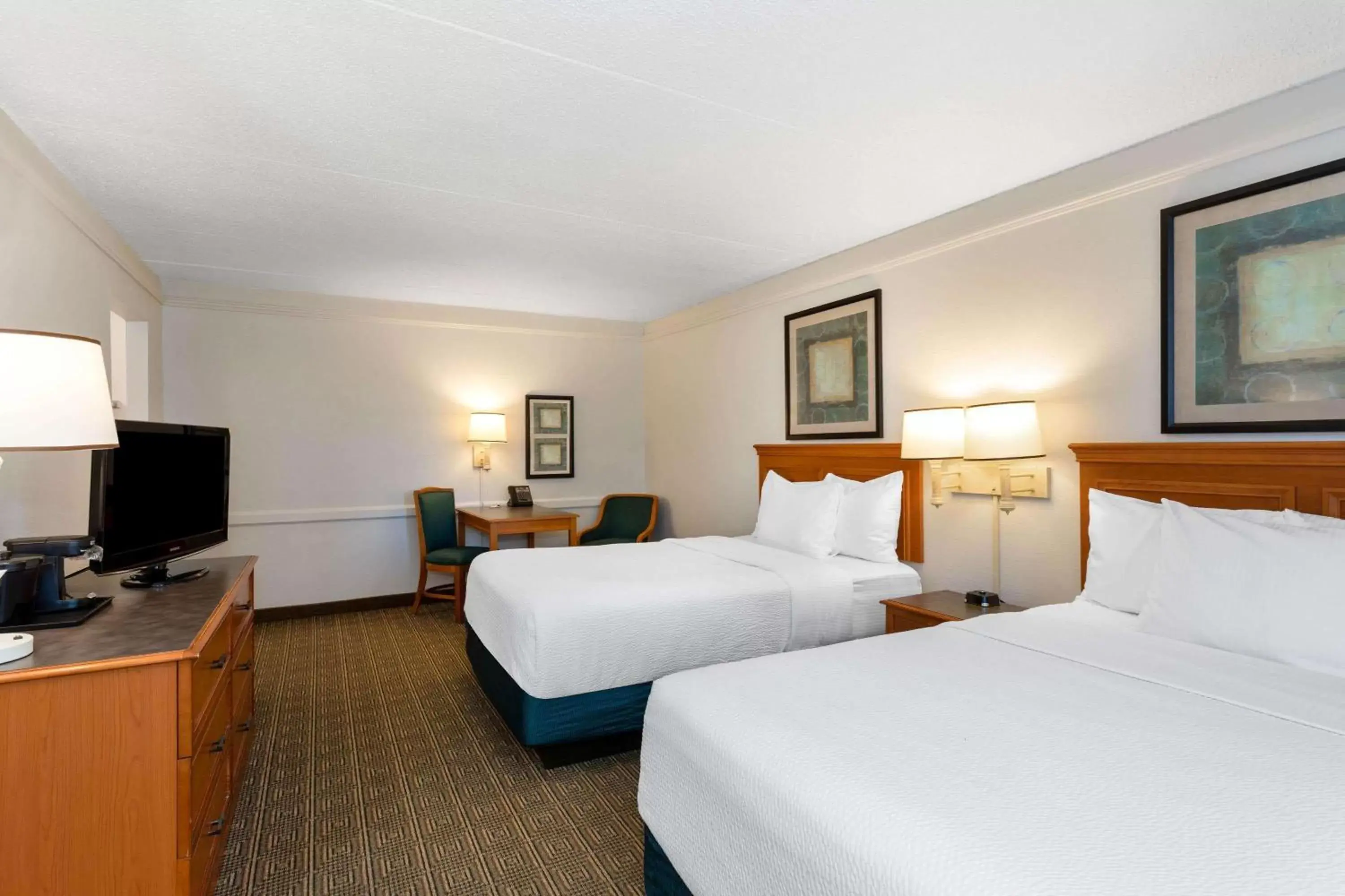 Photo of the whole room, Bed in La Quinta Inn by Wyndham Tallahassee North