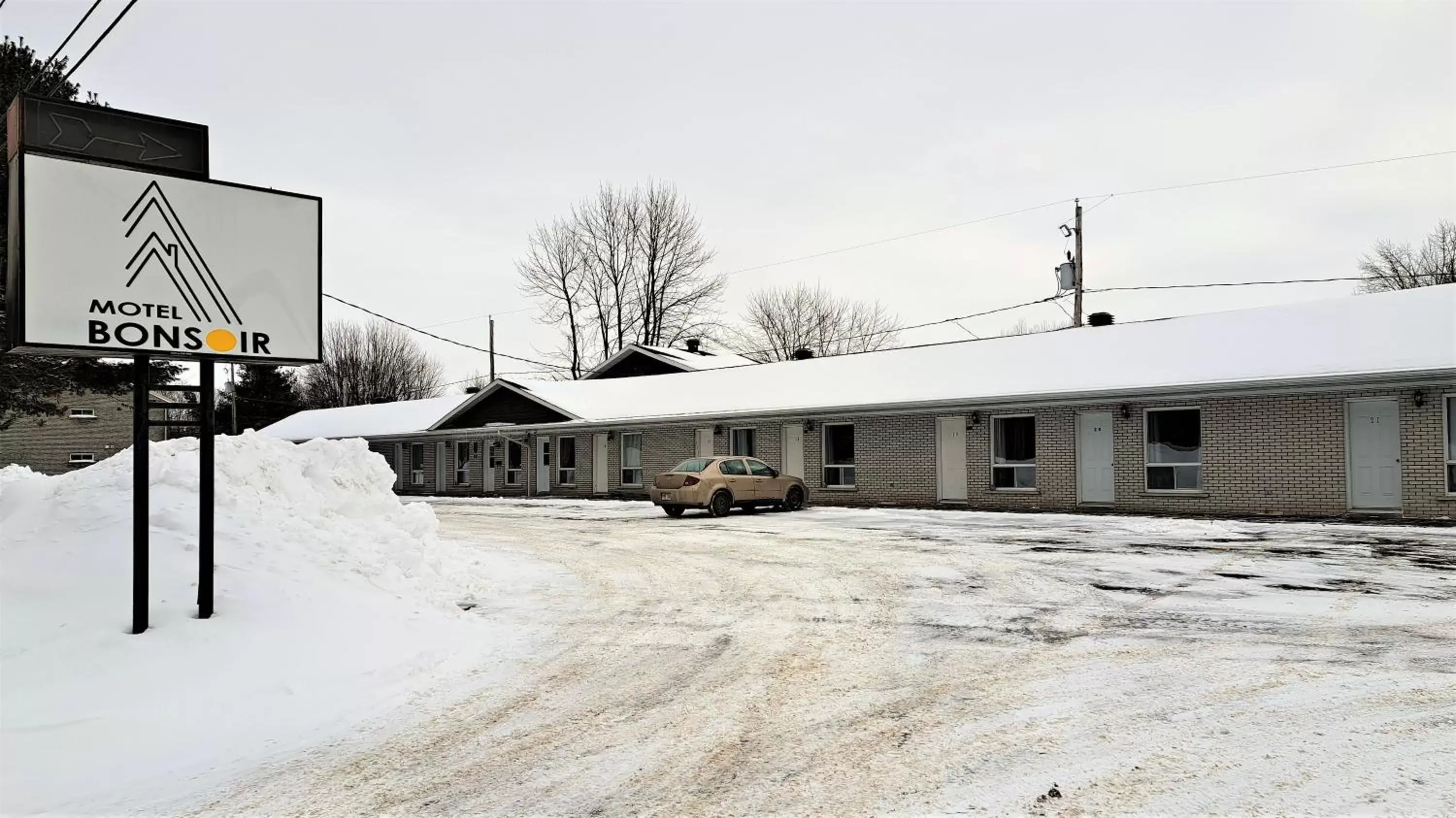 Property building, Winter in Motel Bonsoir