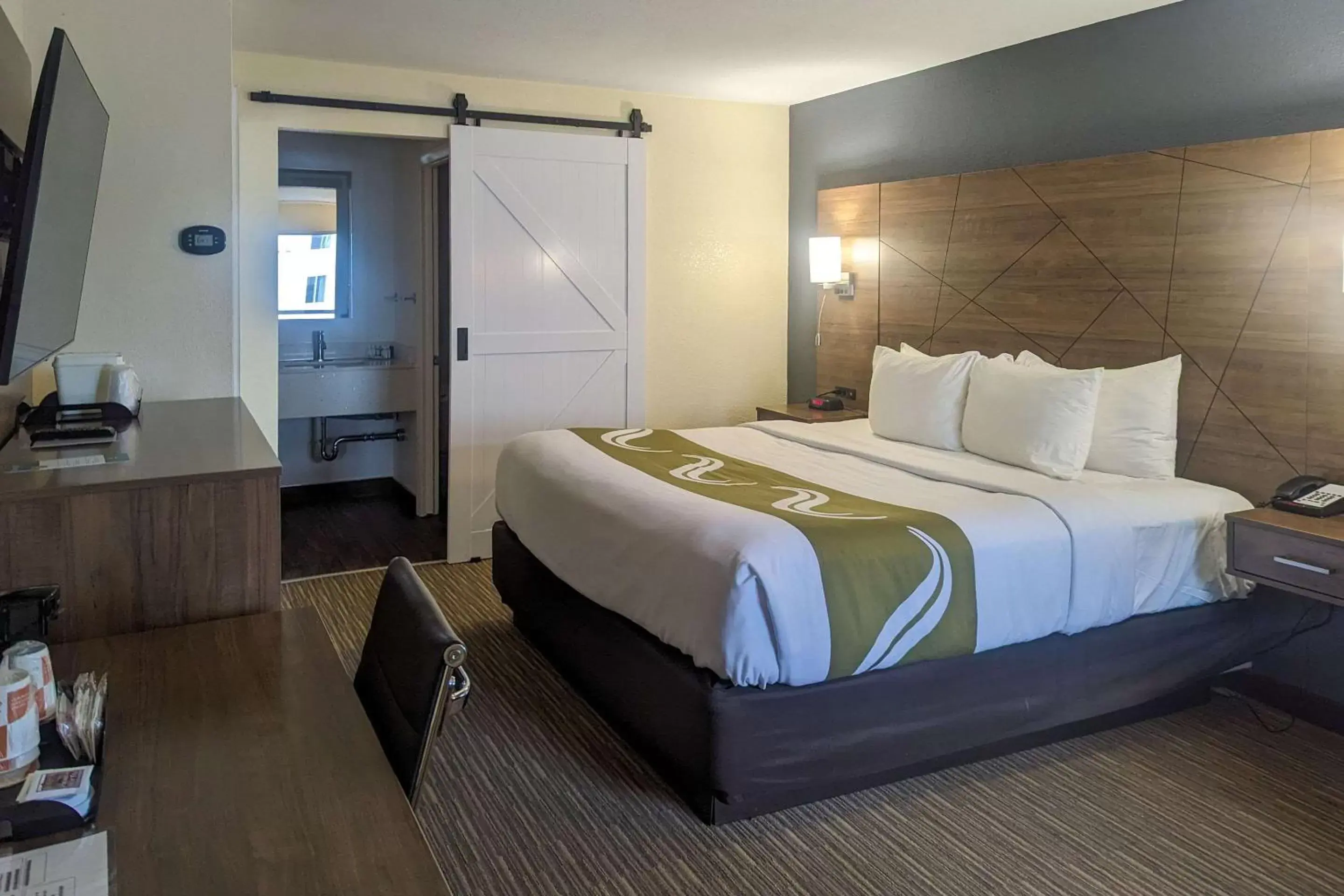 Bedroom, Bed in Quality Inn & Suites Northampton - Amherst