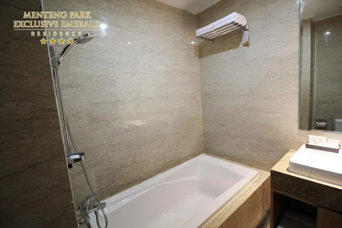 Bathroom in Menteng Park Exclusive Emerald