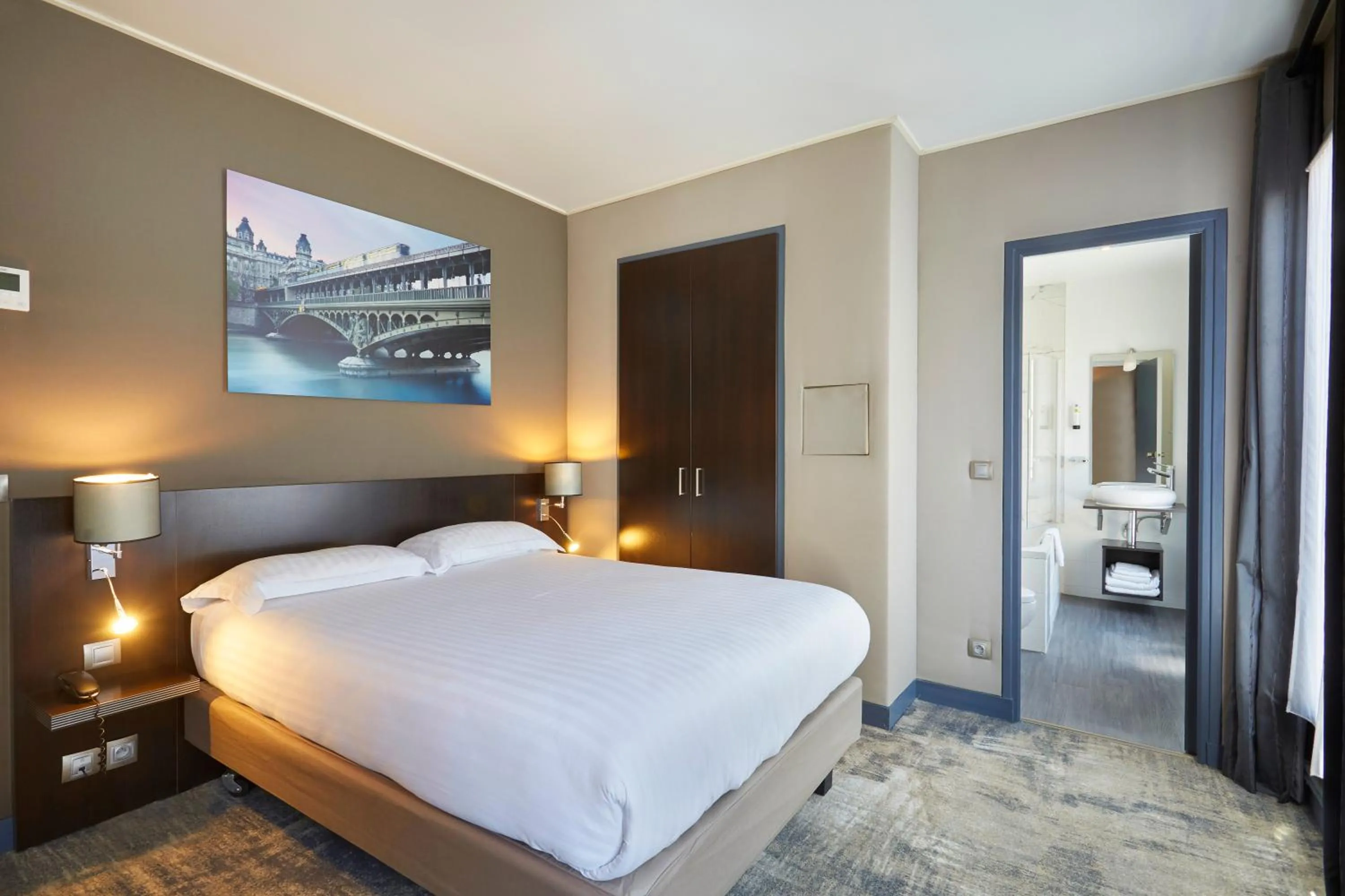 Bedroom, Bed in Logis hôtel Jardin de Villiers