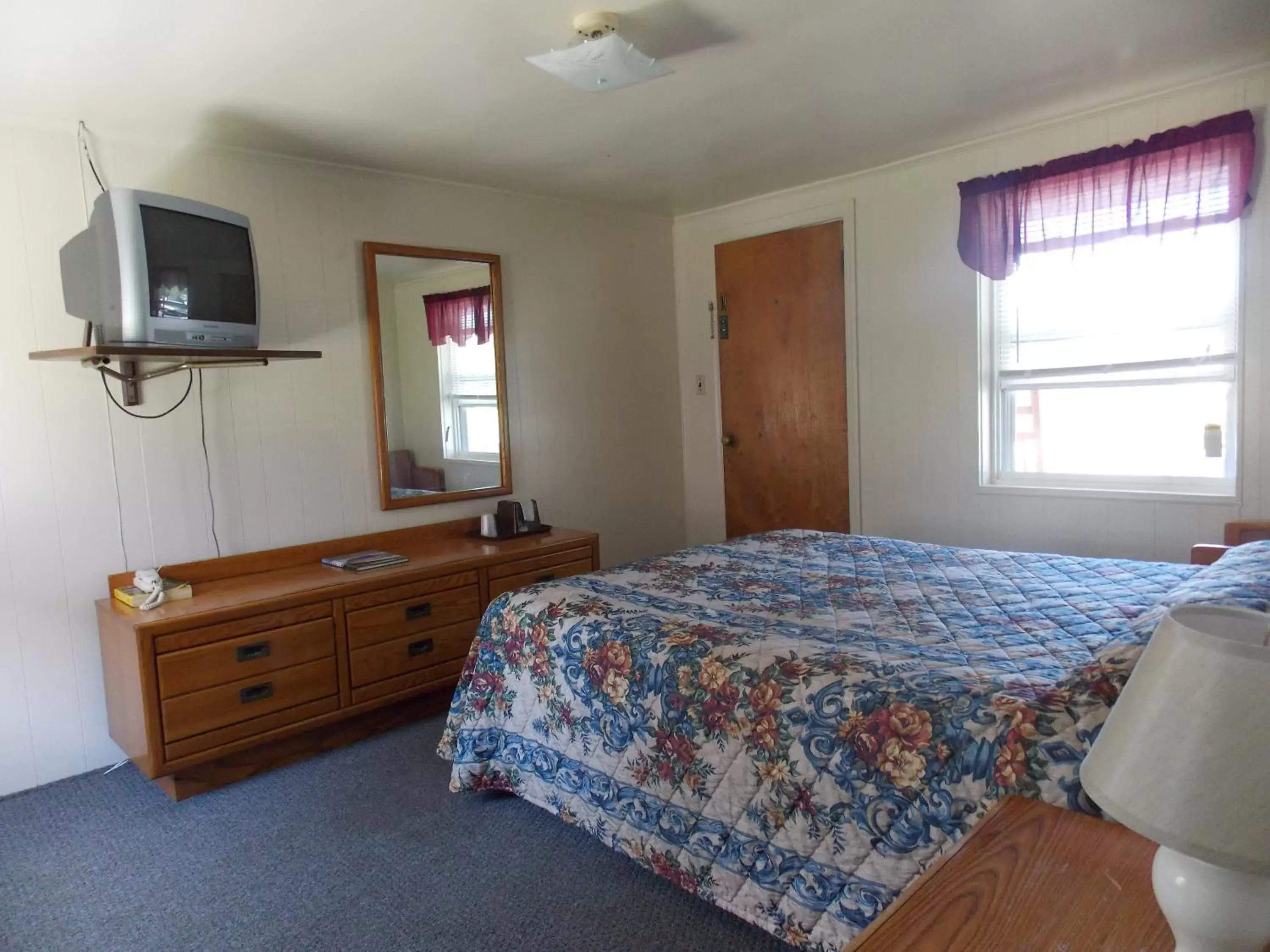 Photo of the whole room, Bed in Clarketon Motel - Maggie Valley