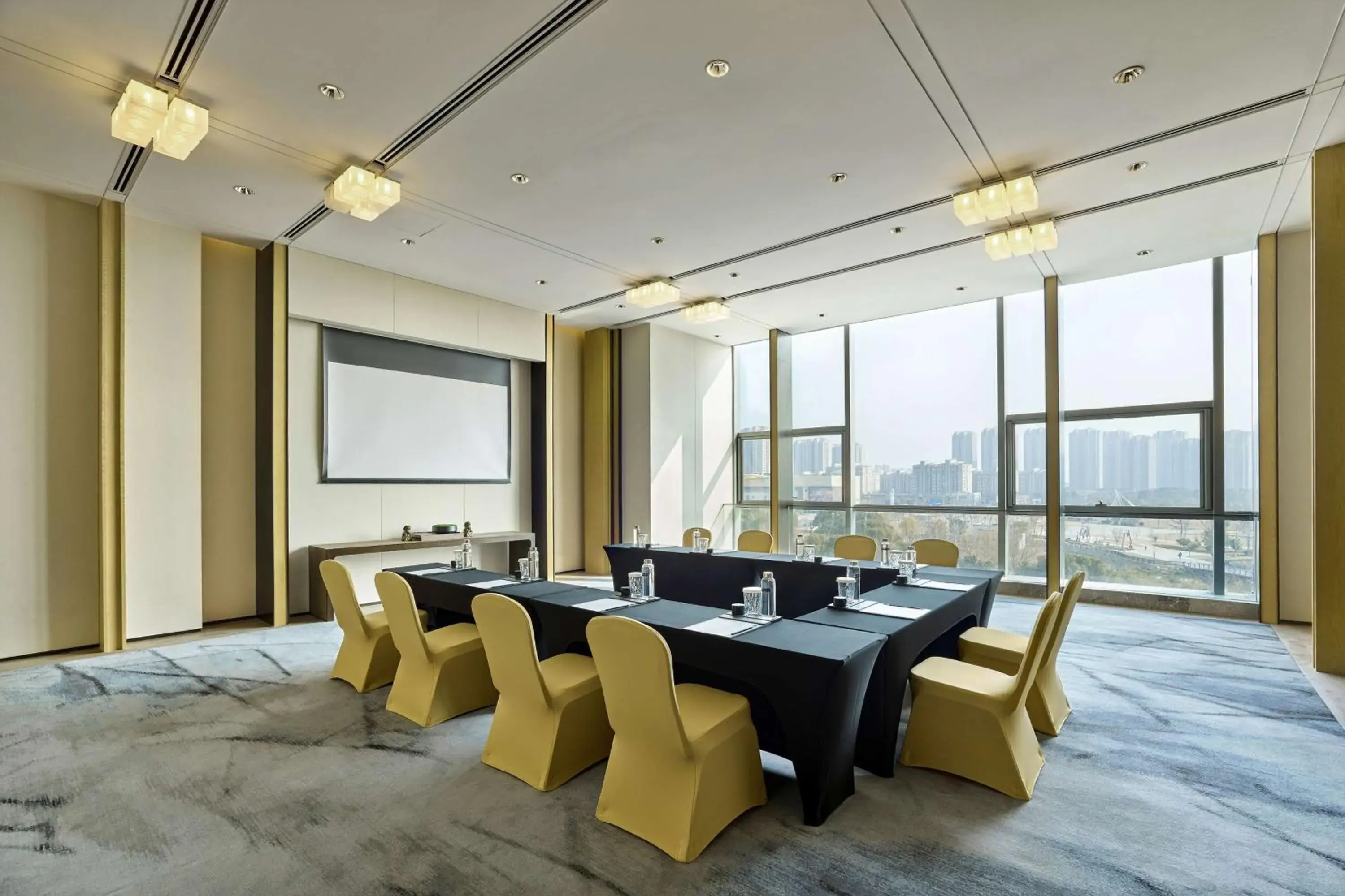 Meeting/conference room in Hilton Suzhou Yinshan Lake