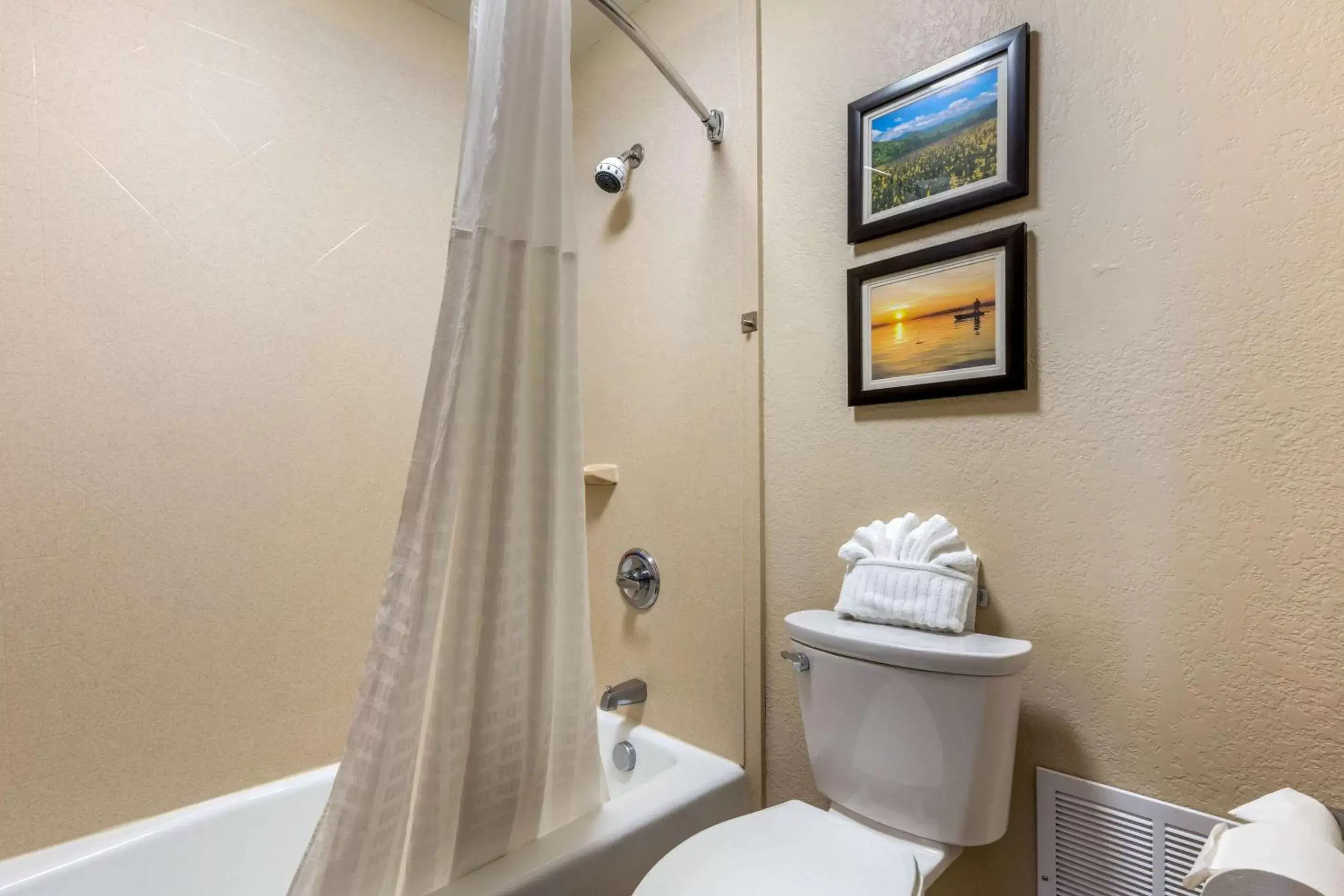 Bathroom in Comfort Inn Lenoir City