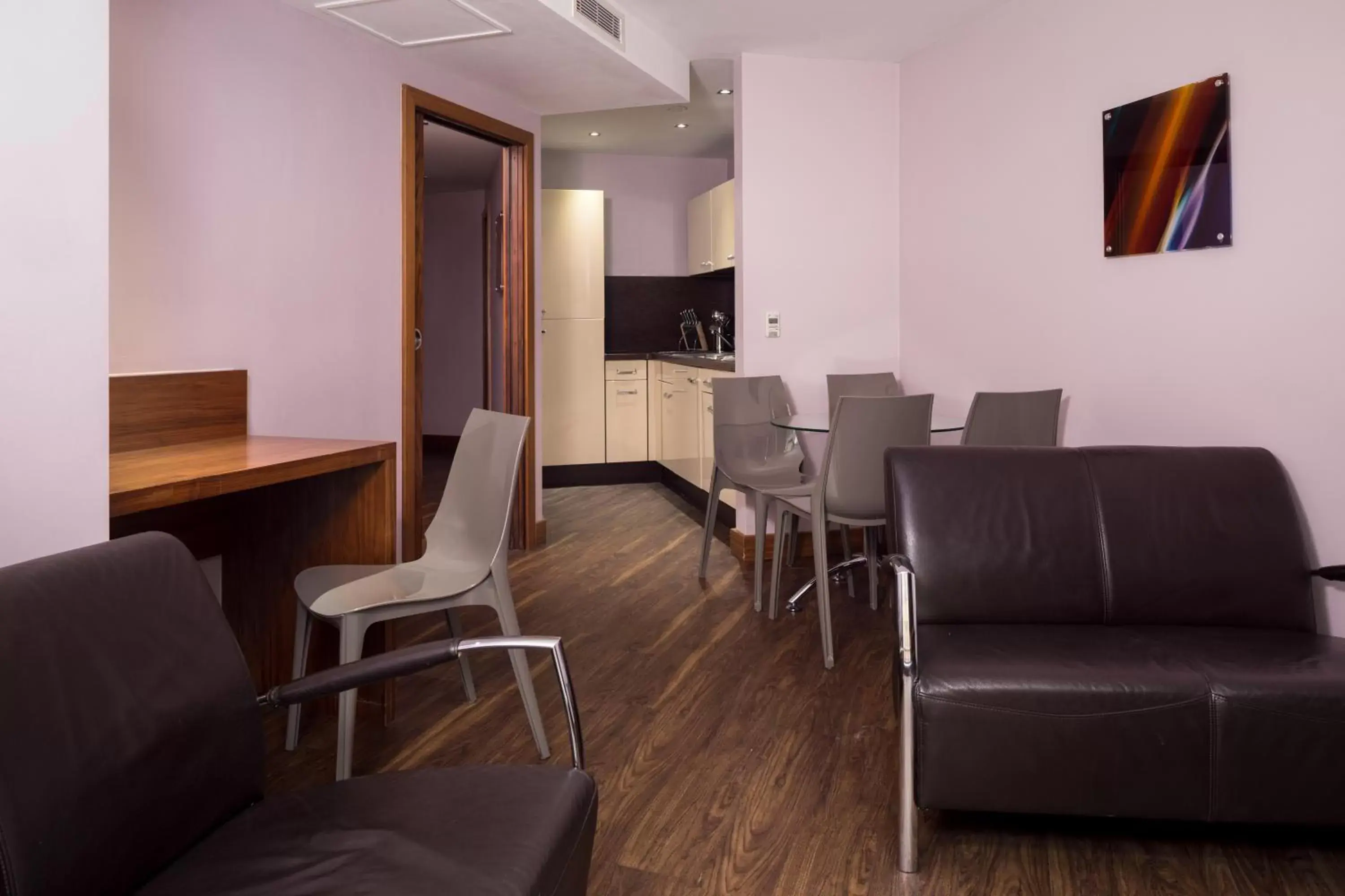 Kitchen or kitchenette, Seating Area in Roomzzz Leeds City