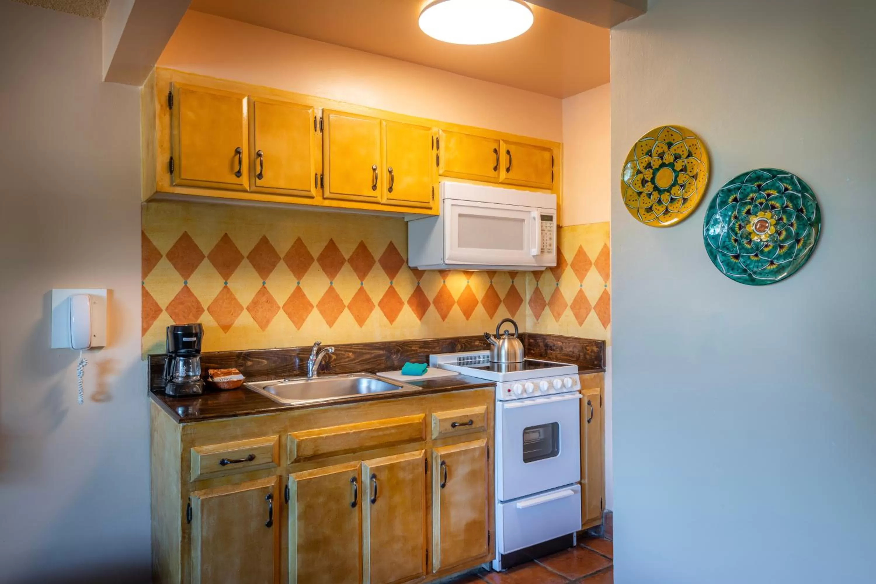 Kitchen or kitchenette in Hotel Pepper Tree Boutique Kitchen Studios - Anaheim