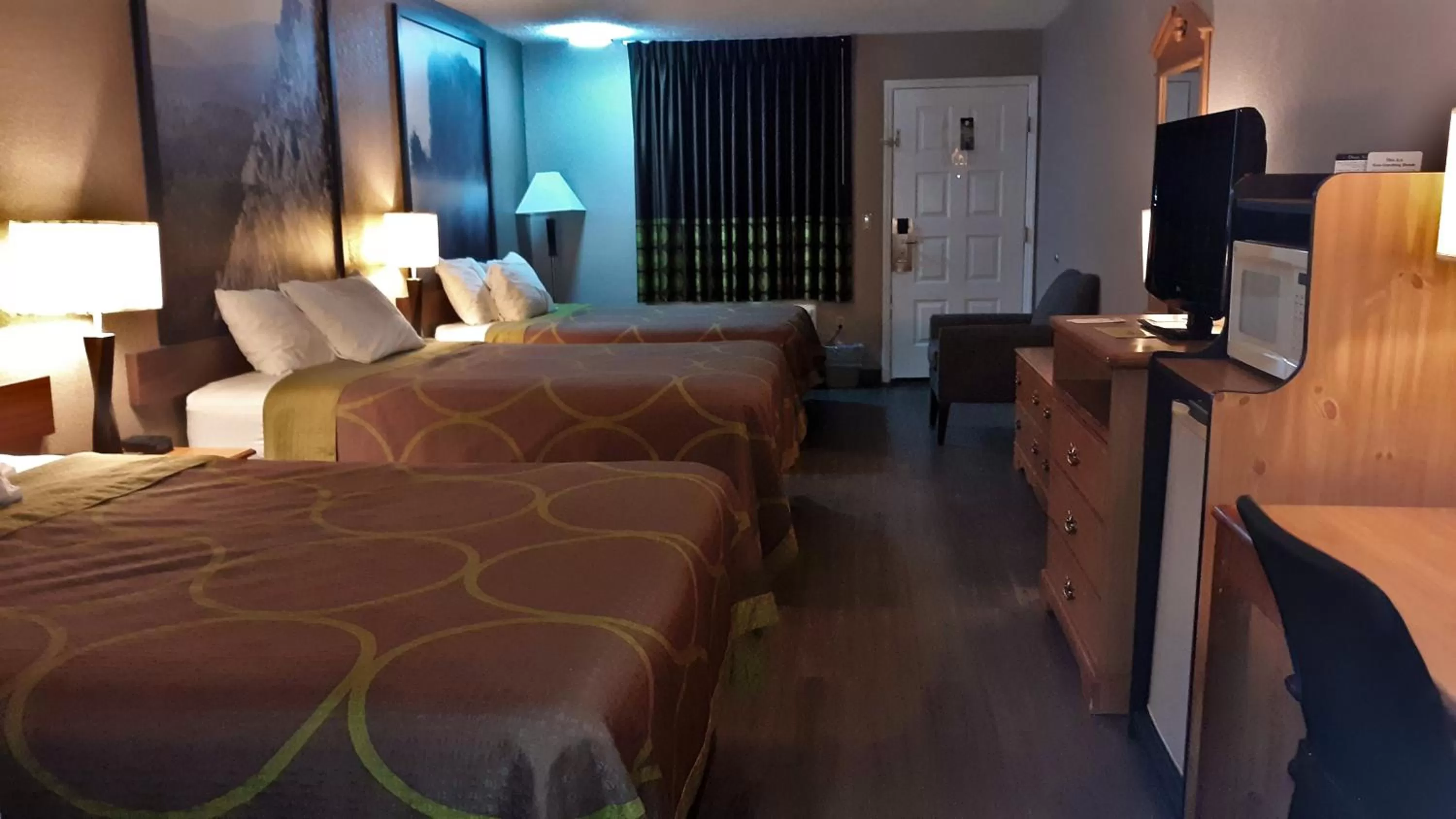 Bed in Super 8 by Wyndham Fort Chiswell Wytheville Area