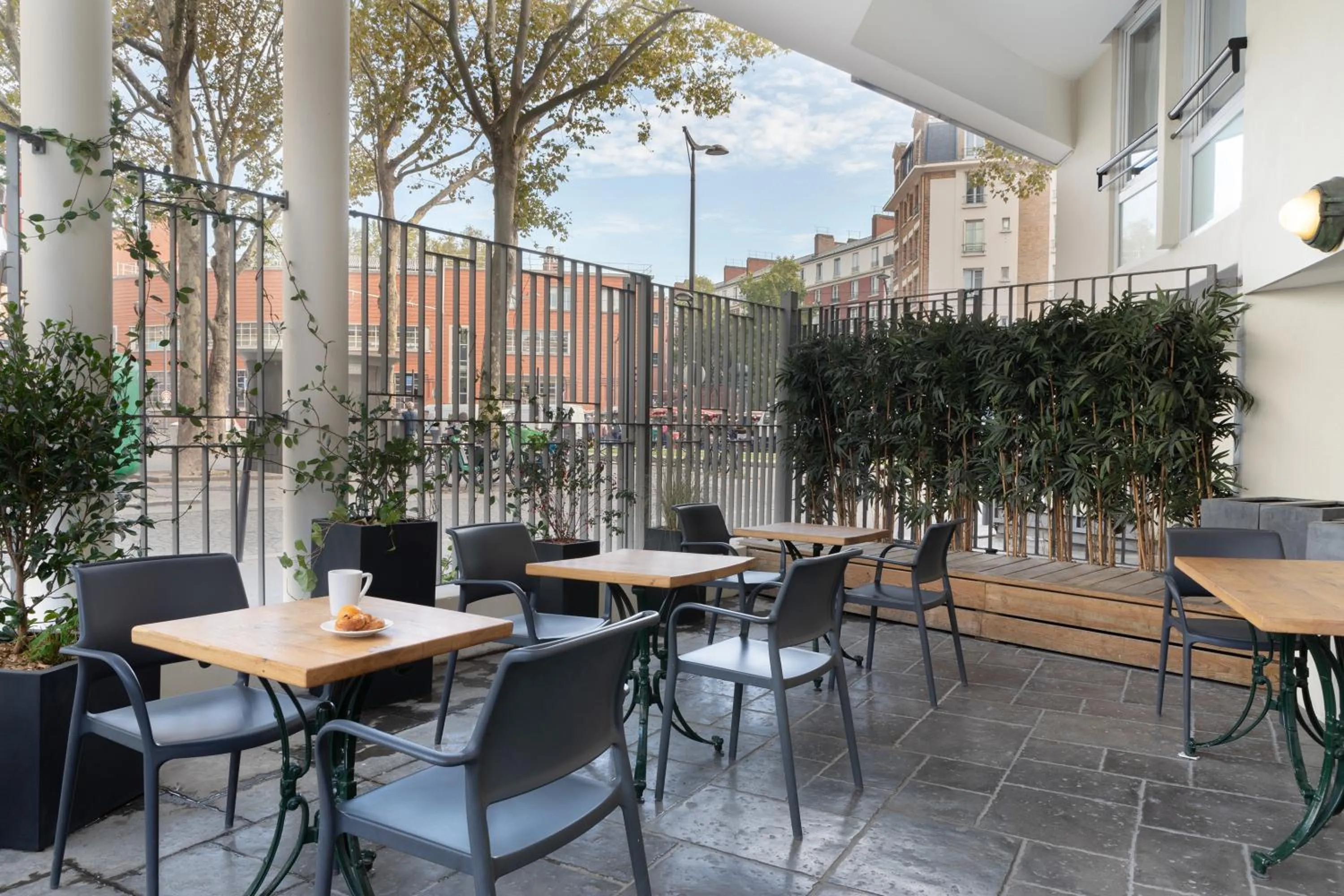 Patio in ibis Paris Nation Davout