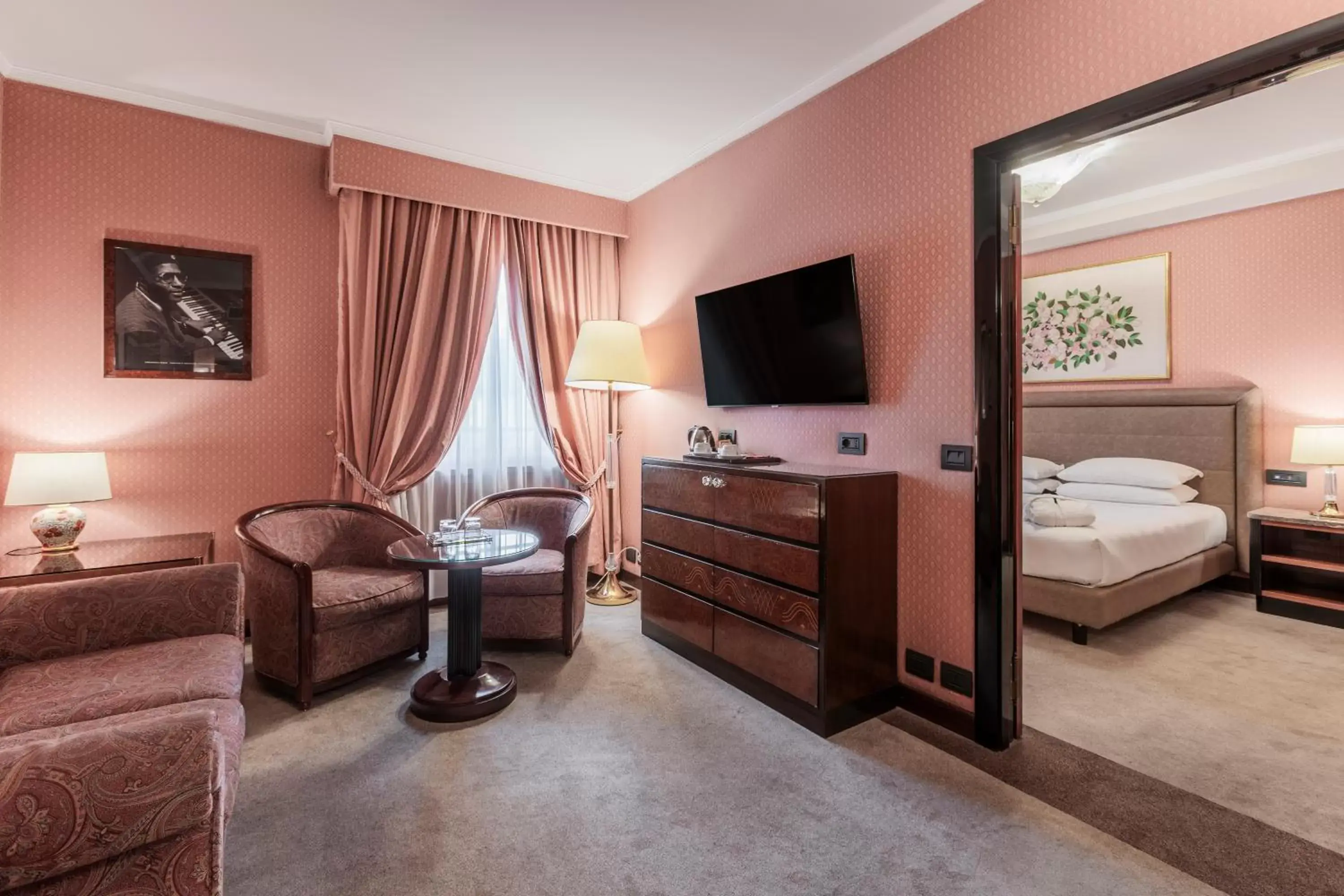 Bedroom, TV/Entertainment Center in Doria Grand Hotel