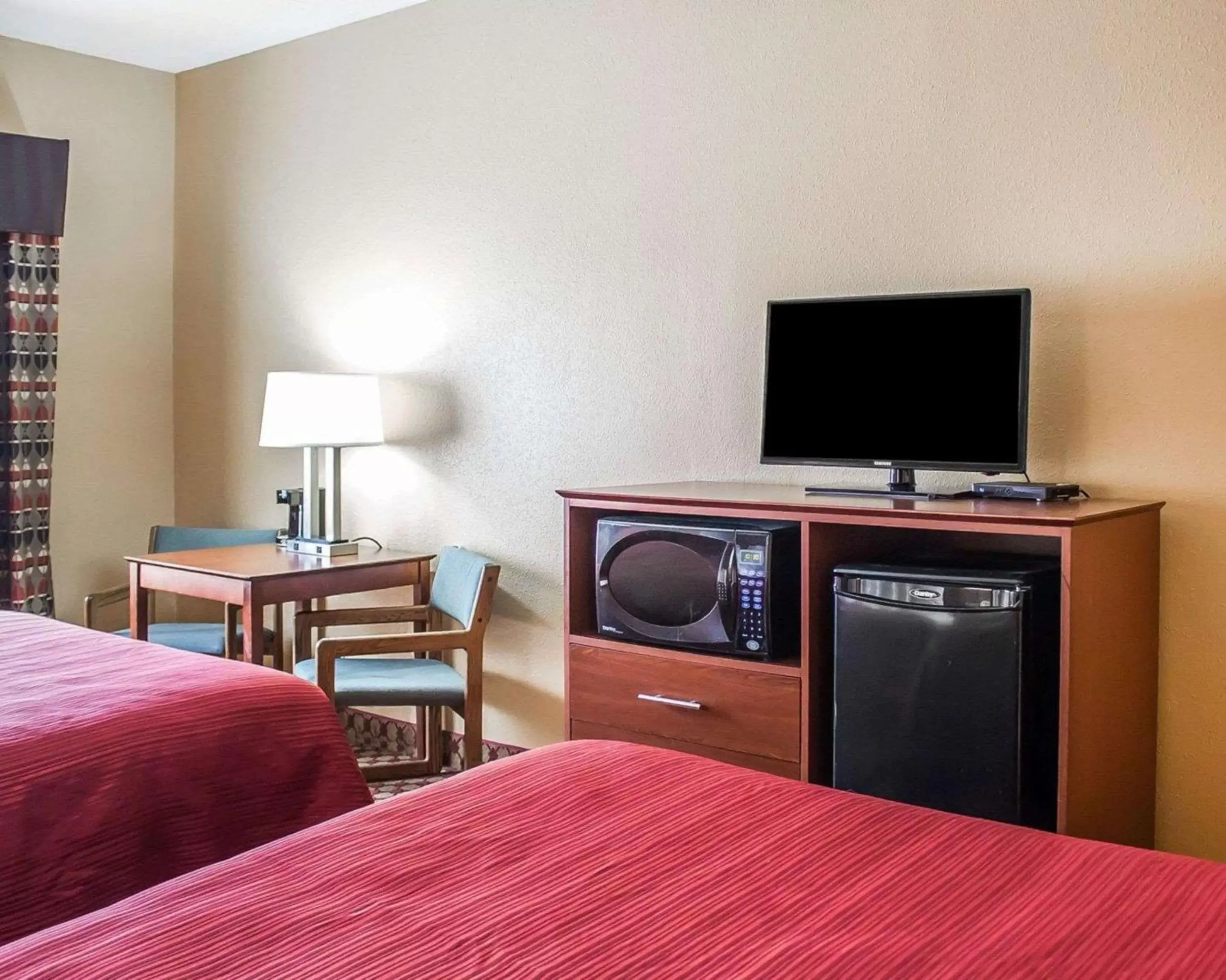 Photo of the whole room, TV/Entertainment Center in Quality Inn Manitowoc
