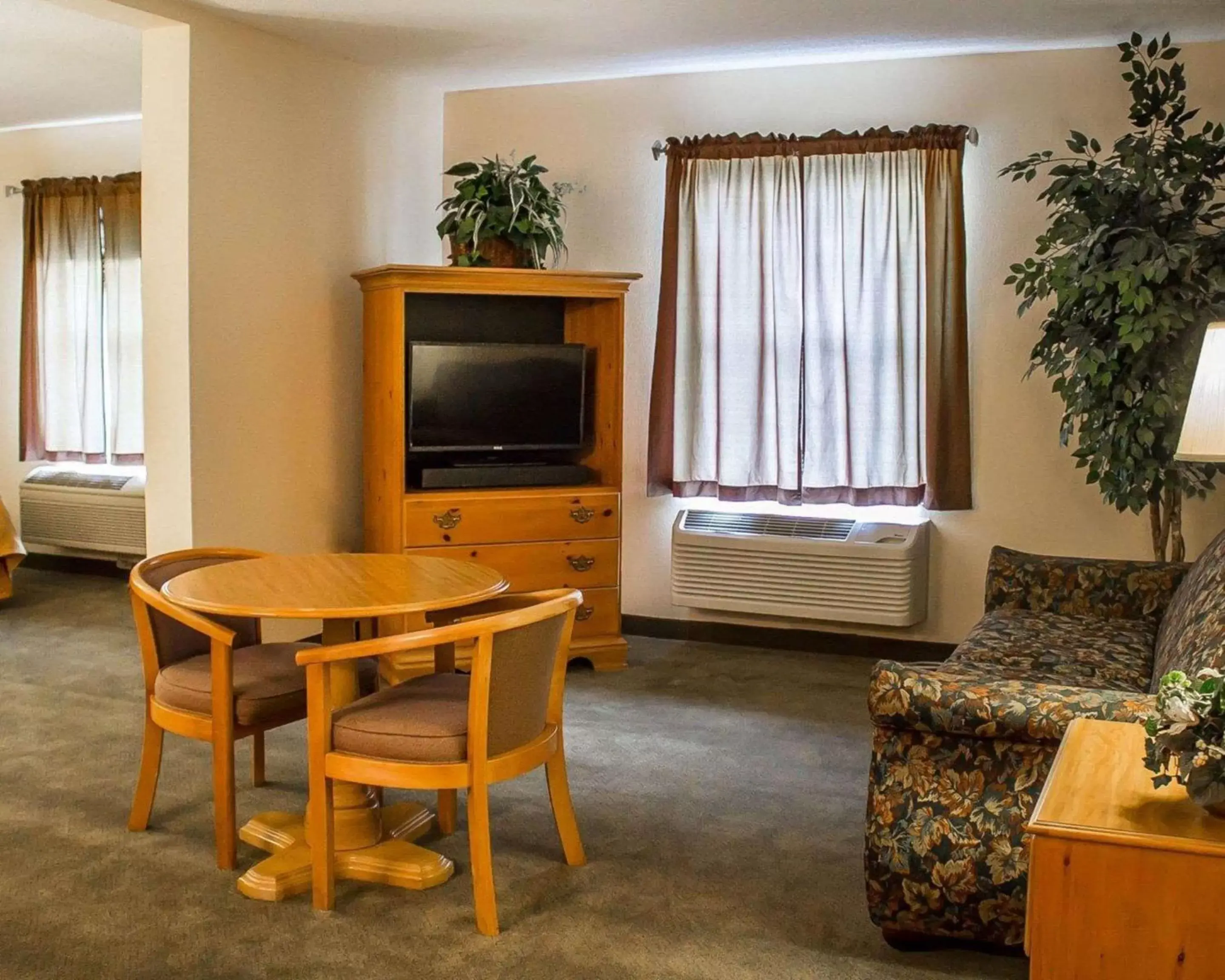 Bedroom, TV/Entertainment Center in Quality Inn & Suites Bellville - Mansfield