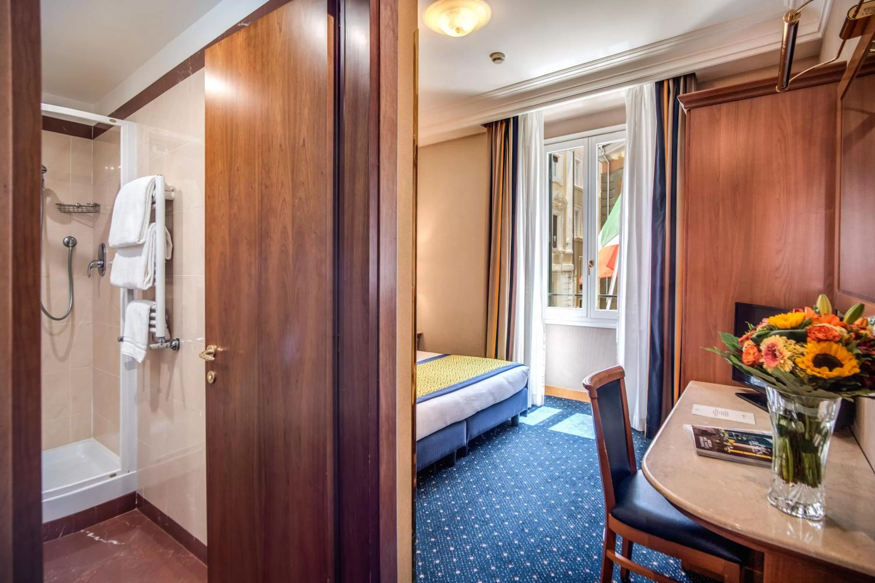 Shower, Bed in Hotel Diocleziano