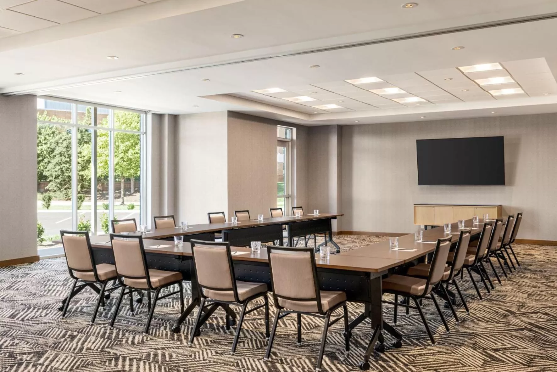 TV and multimedia in Hyatt Place Columbus Polaris