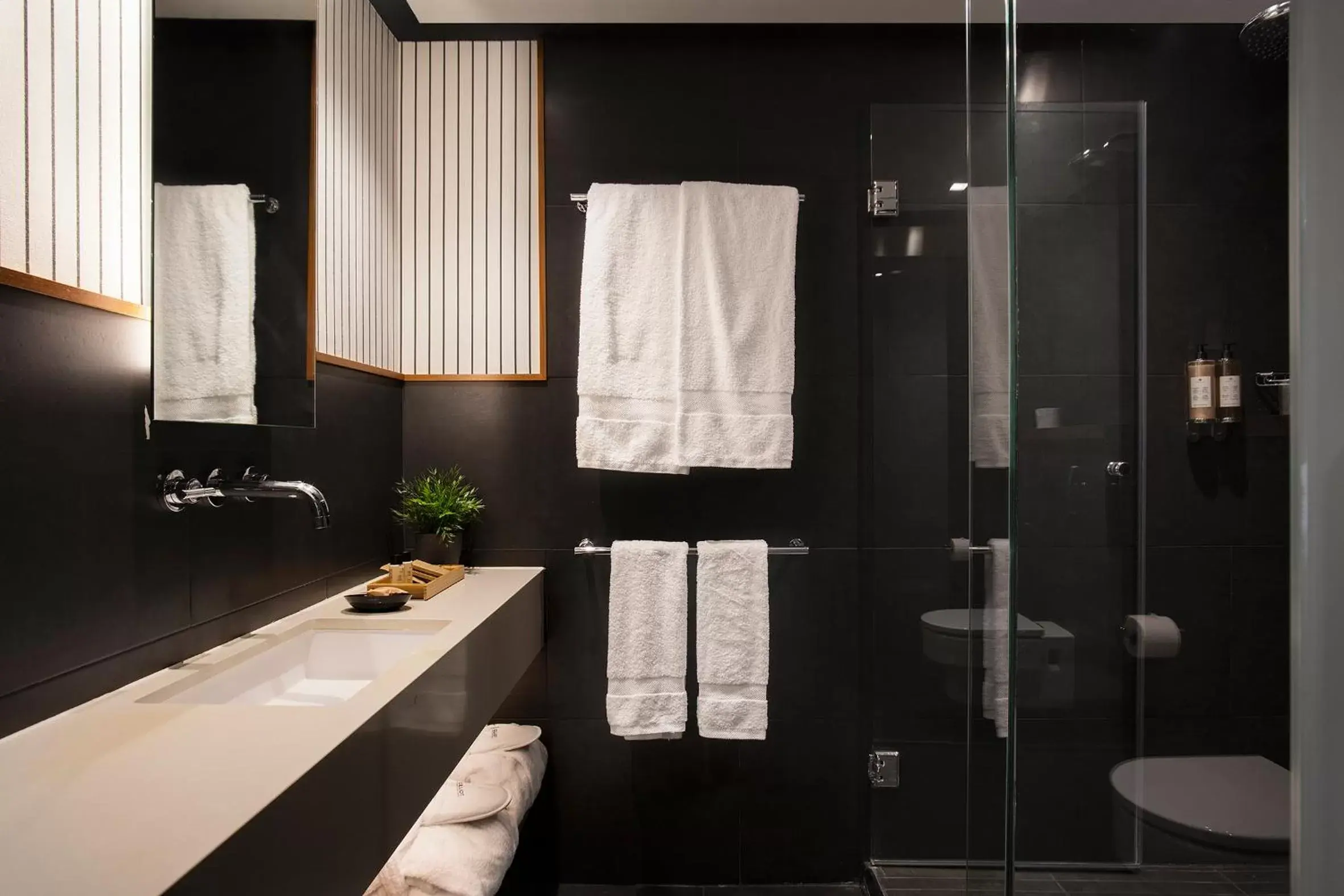 Shower, Bathroom in Casa Elliot by Bondia Hotel Group