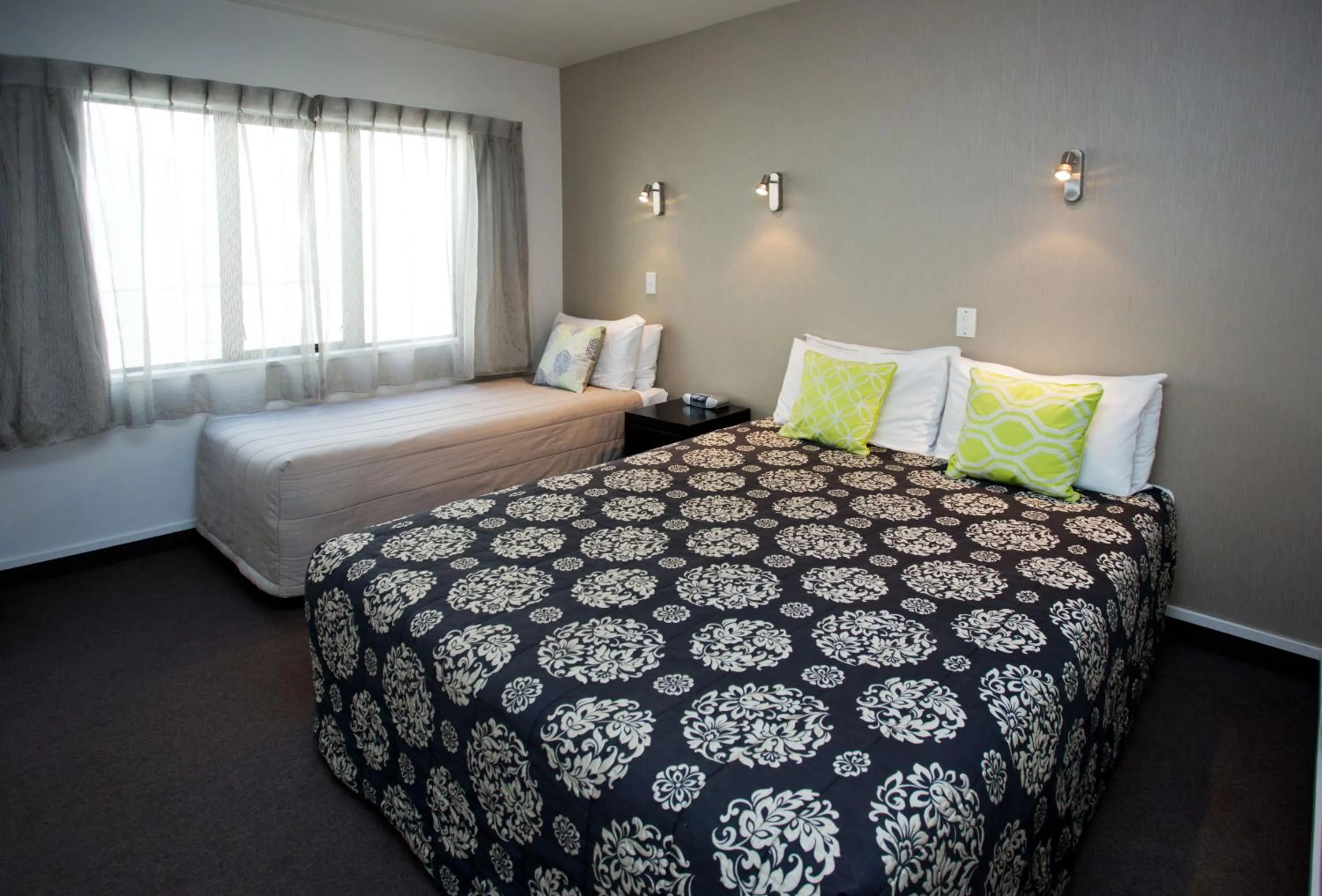 Bedroom, Bed in Cable Court Motel