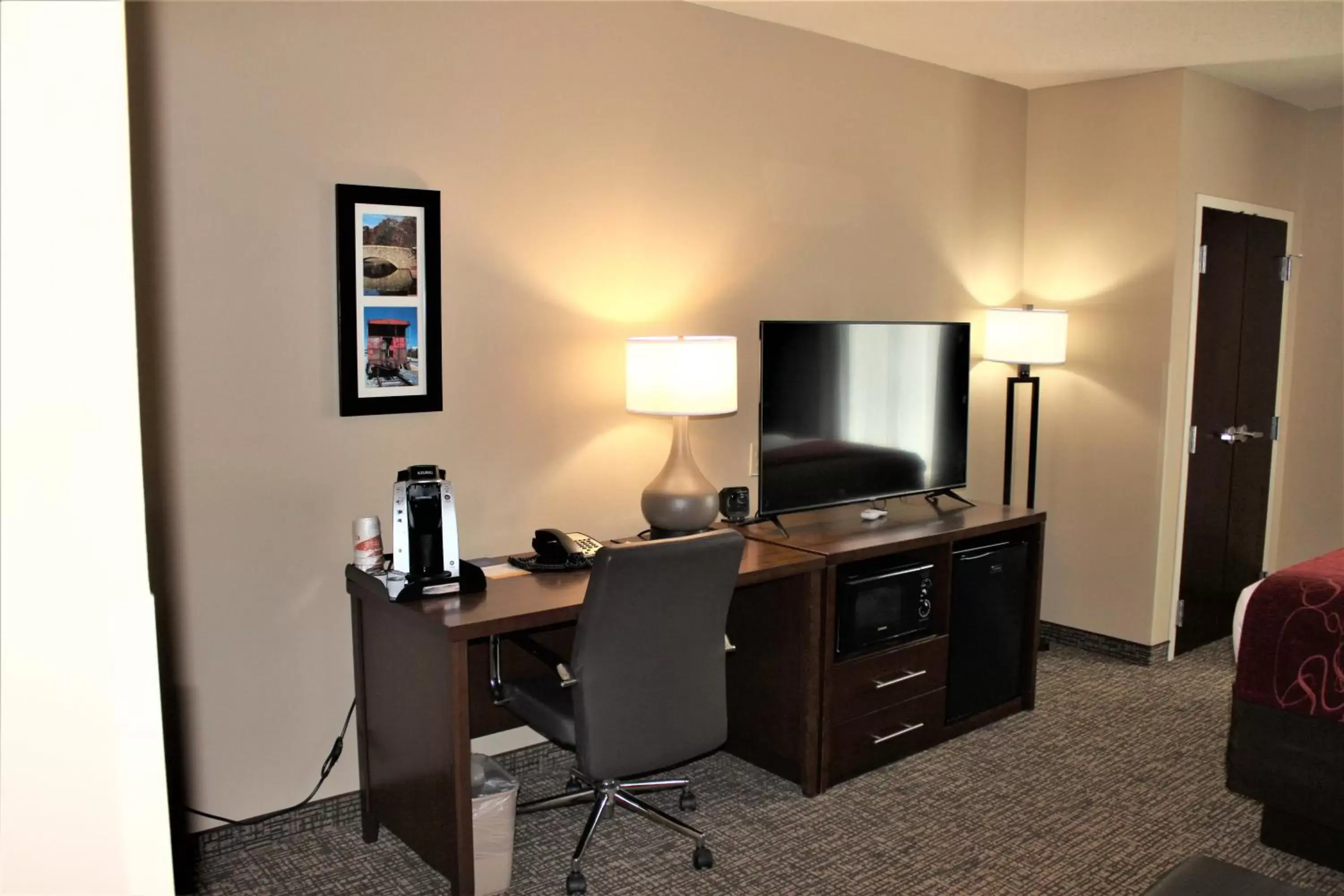 TV and multimedia, TV/Entertainment Center in Comfort Suites Lake Norman - Huntersville