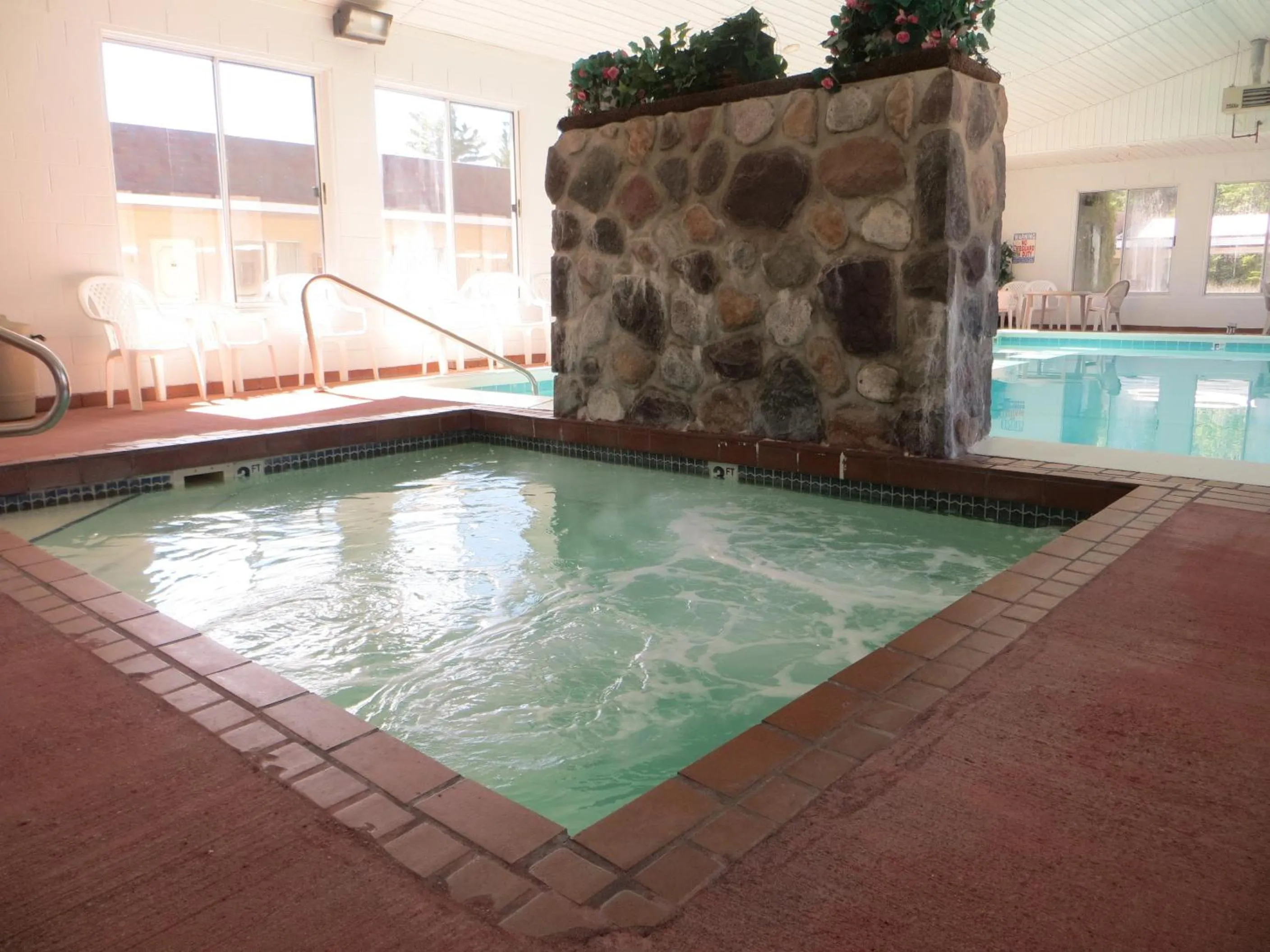 Swimming pool in Waterfront Inn Mackinaw City