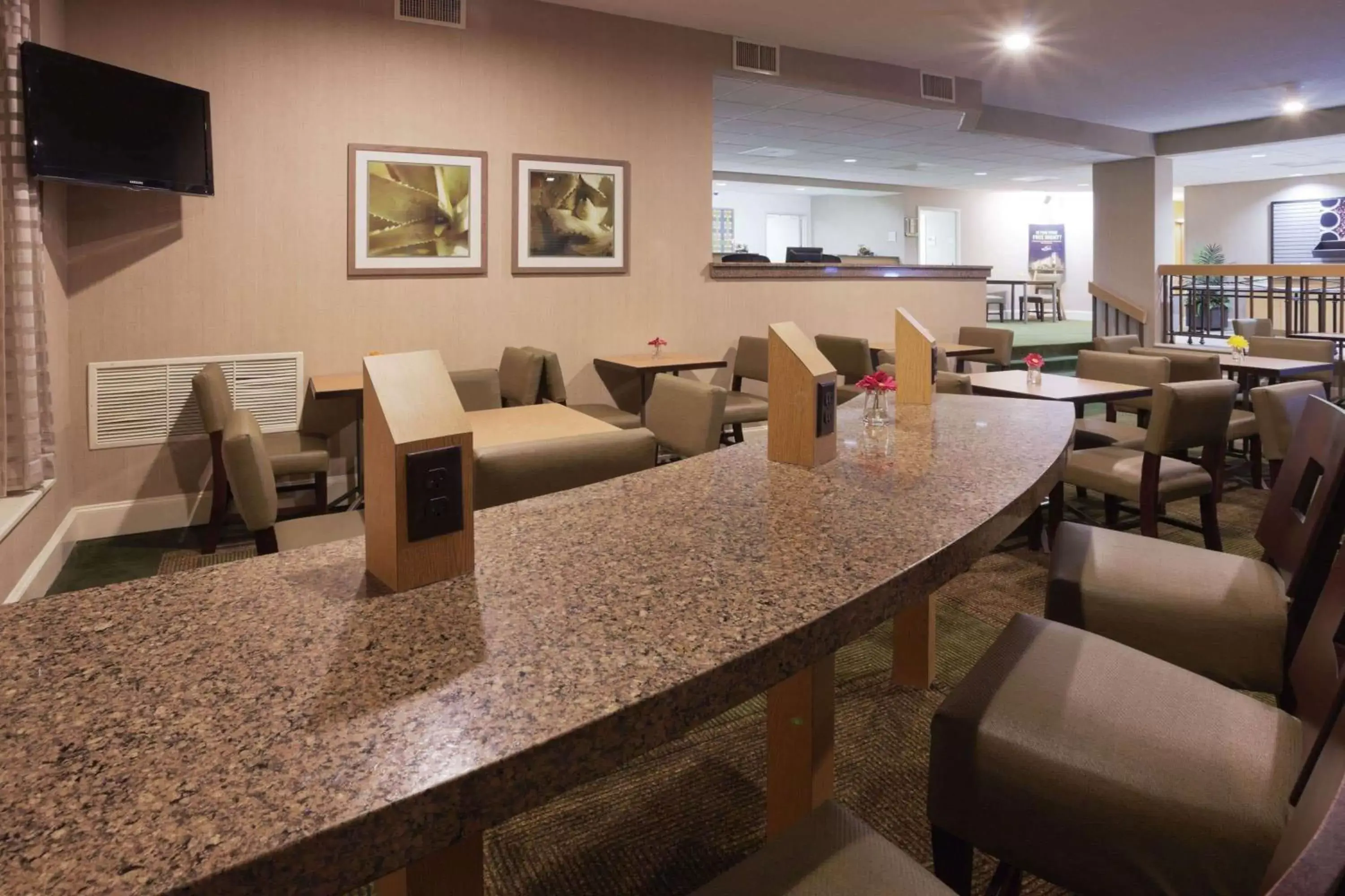 Lobby or reception, Lounge/Bar in La Quinta by Wyndham Houston Stafford Sugarland